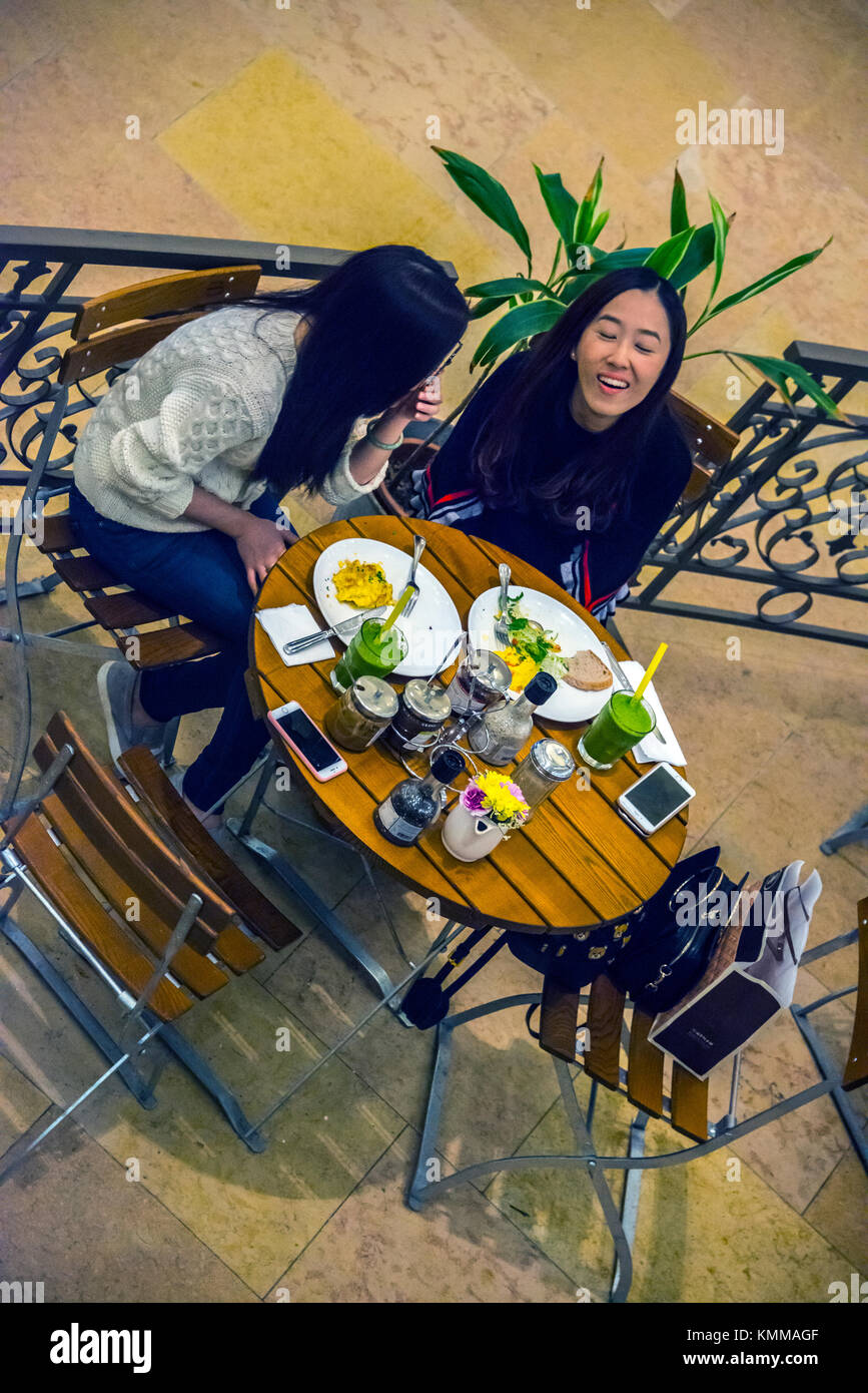 Zwei junge Frauen, Pacific Place, Hongkong Stockfoto