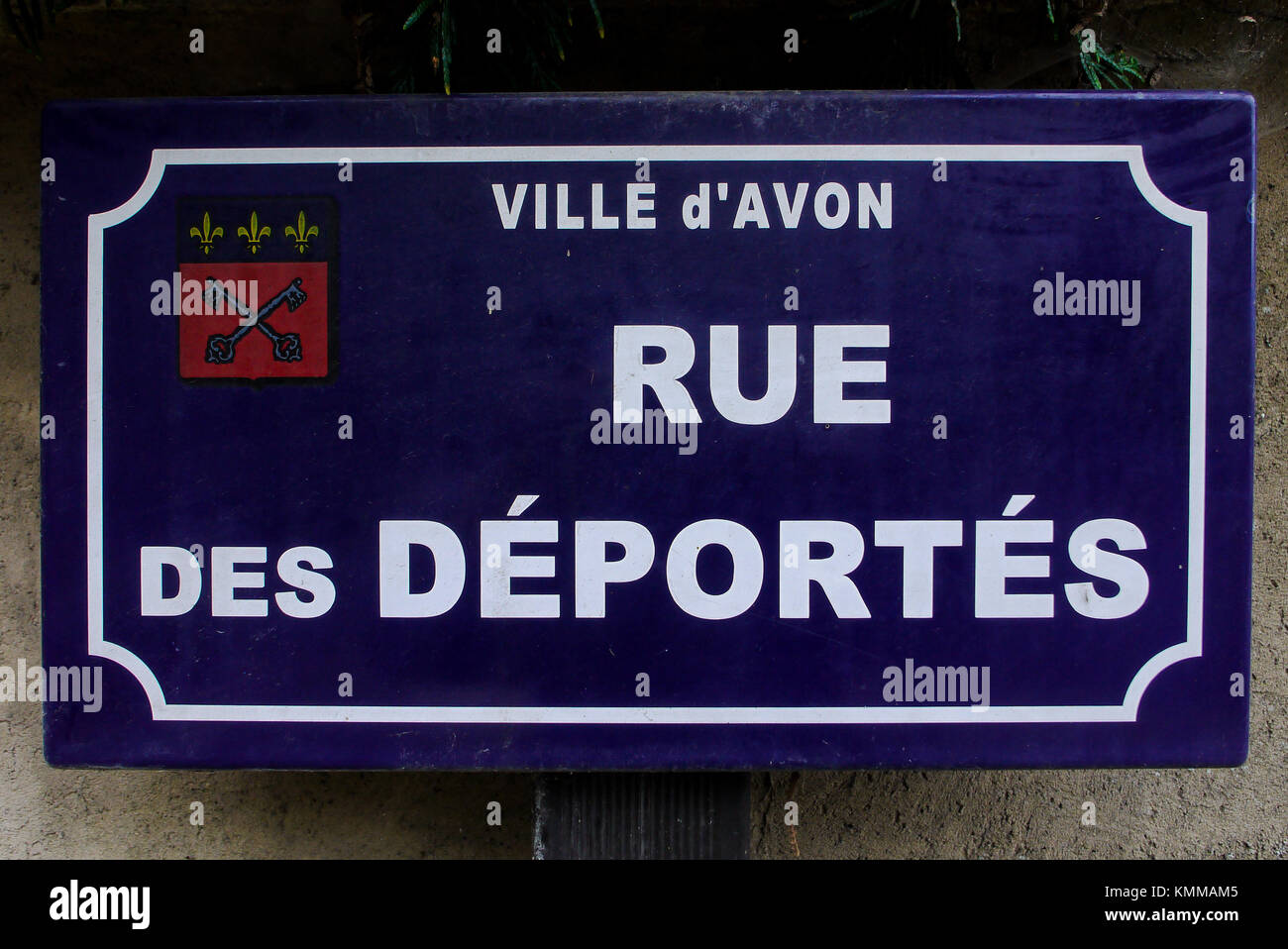 Street Sign ist eine Hommage an die Deportierten, Avon, Frankreich Stockfoto