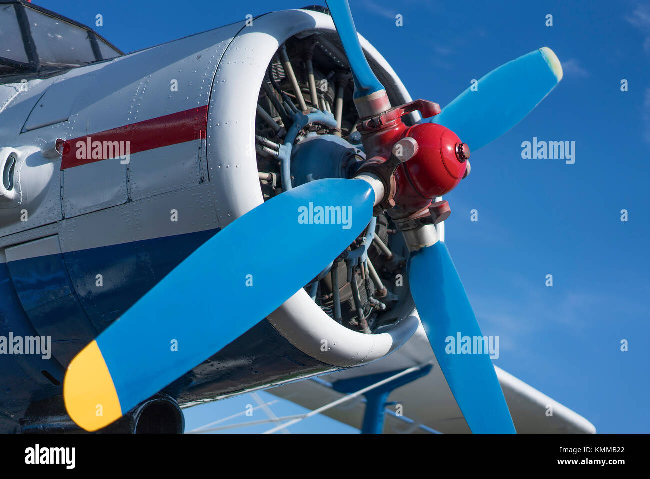 Doppeldecker propeller Nahaufnahme mit blauem Himmel Hintergrund Stockfoto