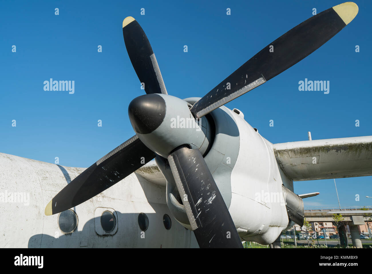 Alten rostigen aufgegeben Flugzeuge, Nahaufnahme mit einem blauen Himmel Stockfoto