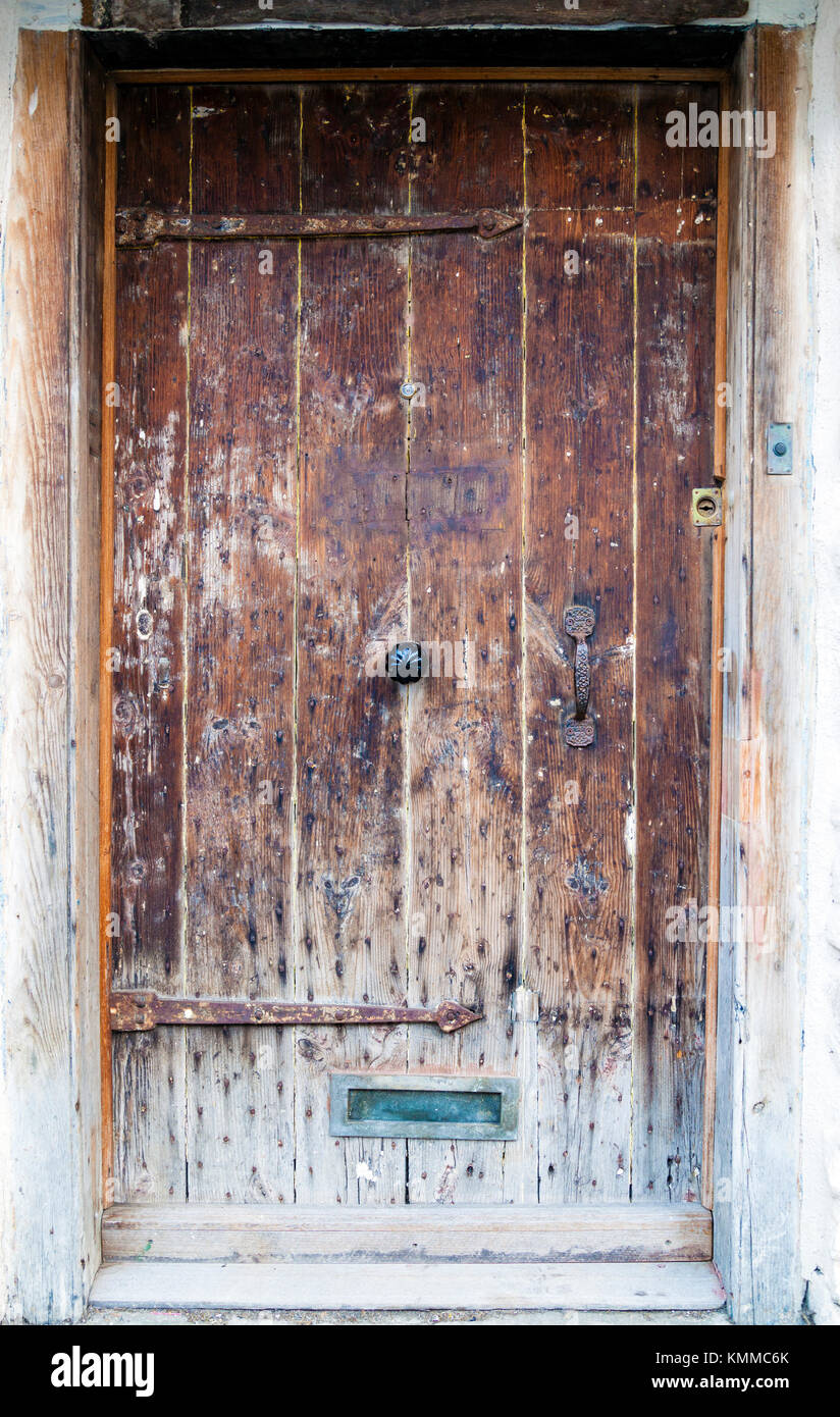Alte Holztur Einer Alten Eiche Holz Tur Mit Verzierten Griff Aus Metall Scharniere Alte Tur Glocke Und Spion Stockfotografie Alamy