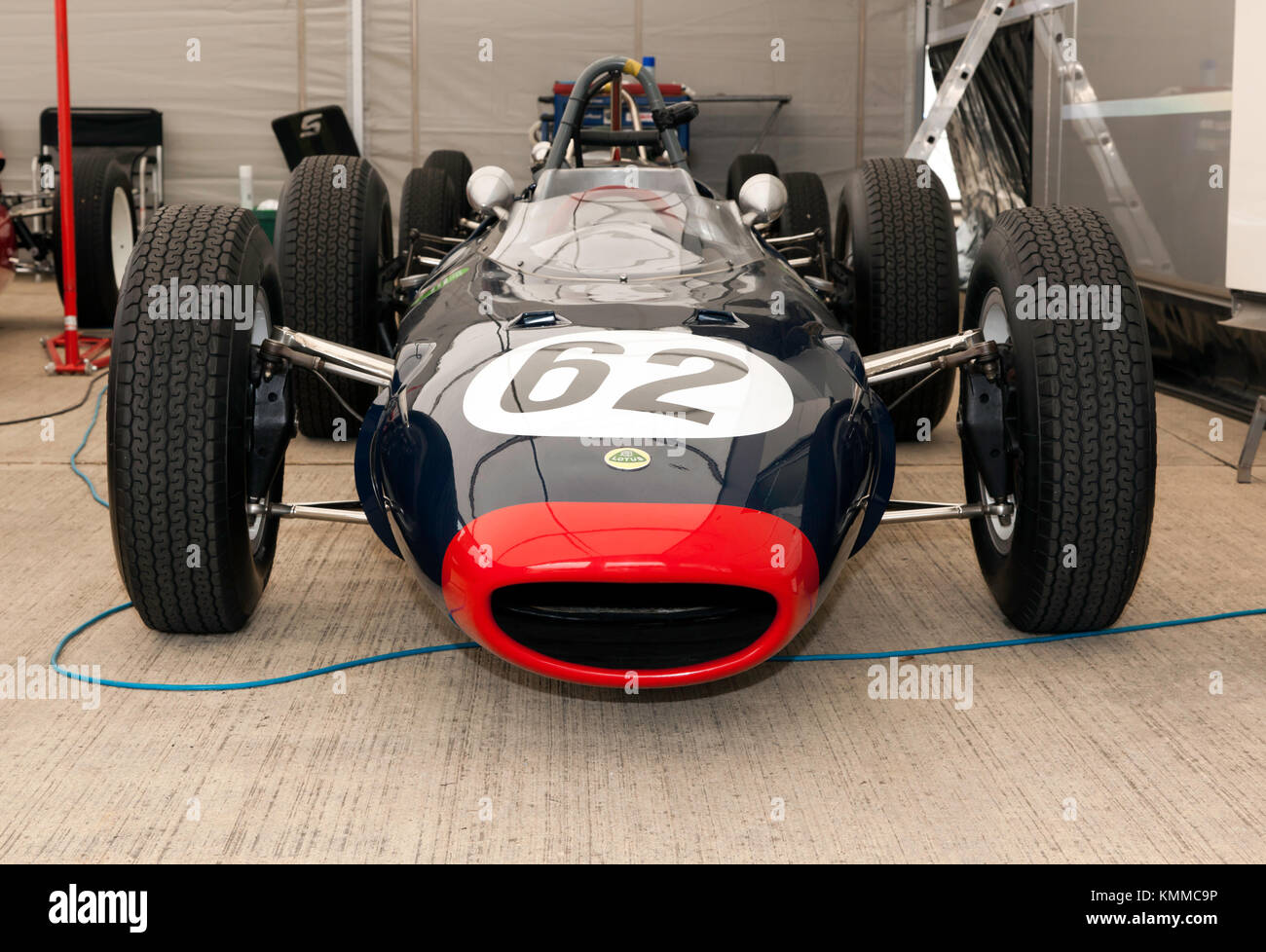 Vorderansicht eines 1962 Lotus 24 P2, in der Internationalen Fahrerlager, bei der Silverstone Classic 2017 Stockfoto