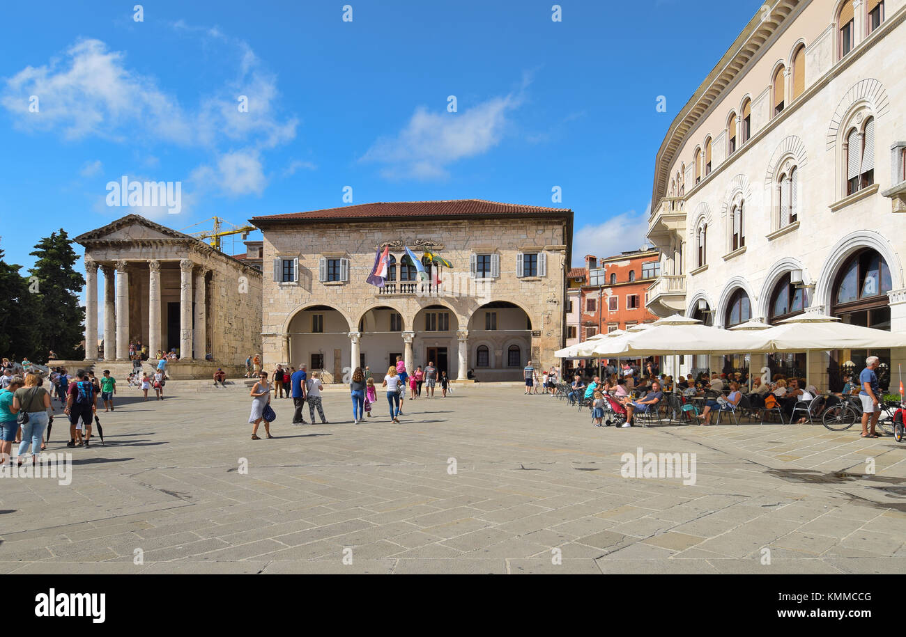 Pula, Kroatien - September 1, 2017: Der Platz Forum in Pula; das forum Platz ist ein zentraler Platz in Pula, wo die wichtigsten Sehenswürdigkeiten wie den Tempel von Augu Stockfoto