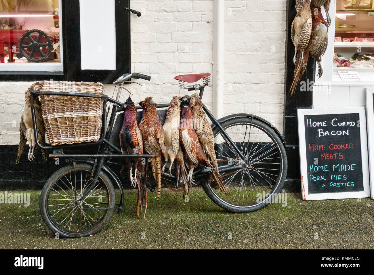 Ludlow, Shropshire, Großbritannien. Fasane hängenden außerhalb einer Auszeichnung der Stadt gewinnen Metzger Läden, bereit für Weihnachten Stockfoto