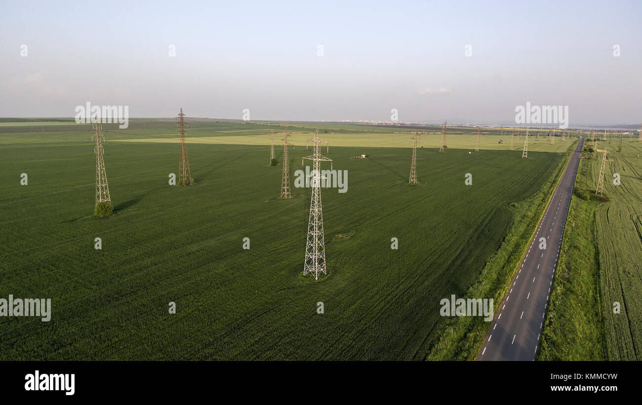 Stromleitungen auf dem Feld, areal Tag Zeit Stockfoto