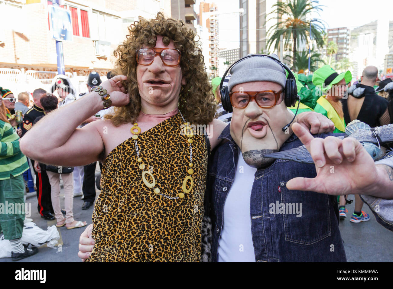 Benidorm neue Stadt Britische fancy dress Tag zwei Menschen wie Bo Selecta Zeichen gekleidet Stockfoto