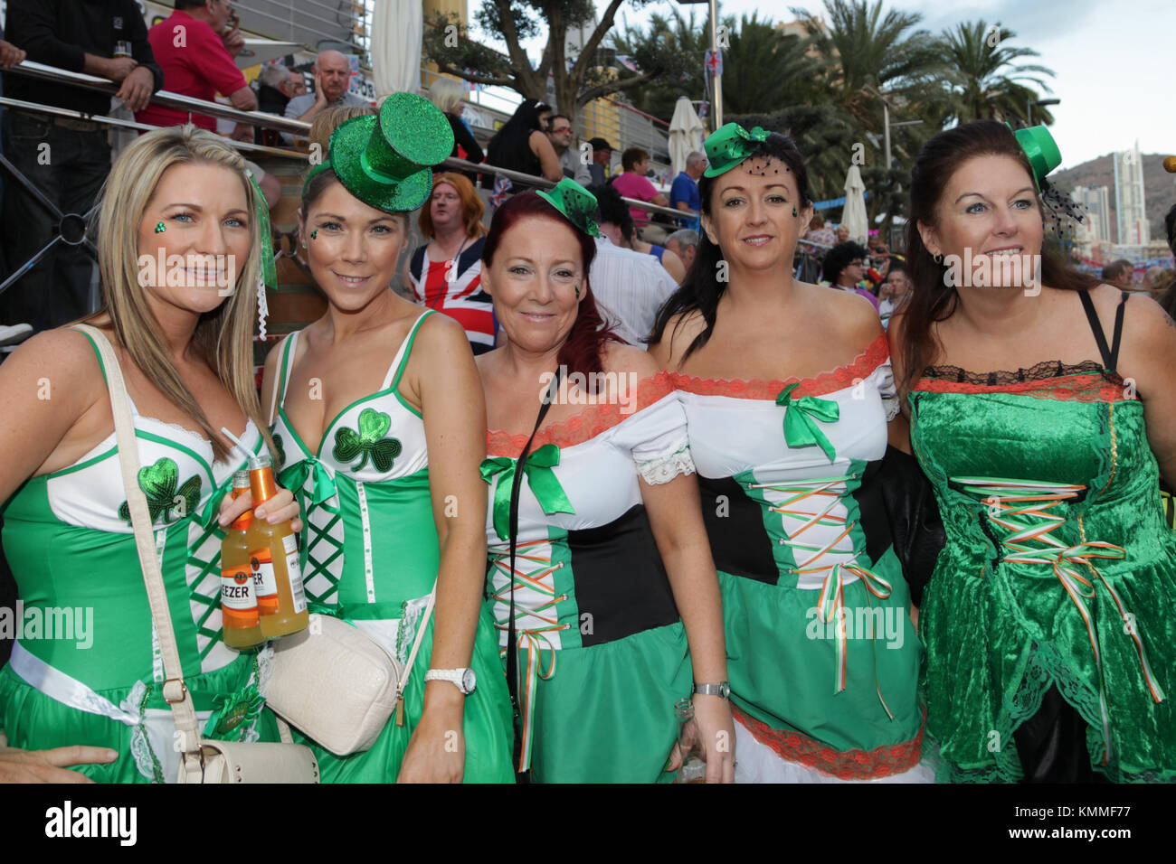 Benidorm neue Stadt Britische fancy dress Tag Gruppe der irischen Frauen in Shamrock Kostümen Stockfoto