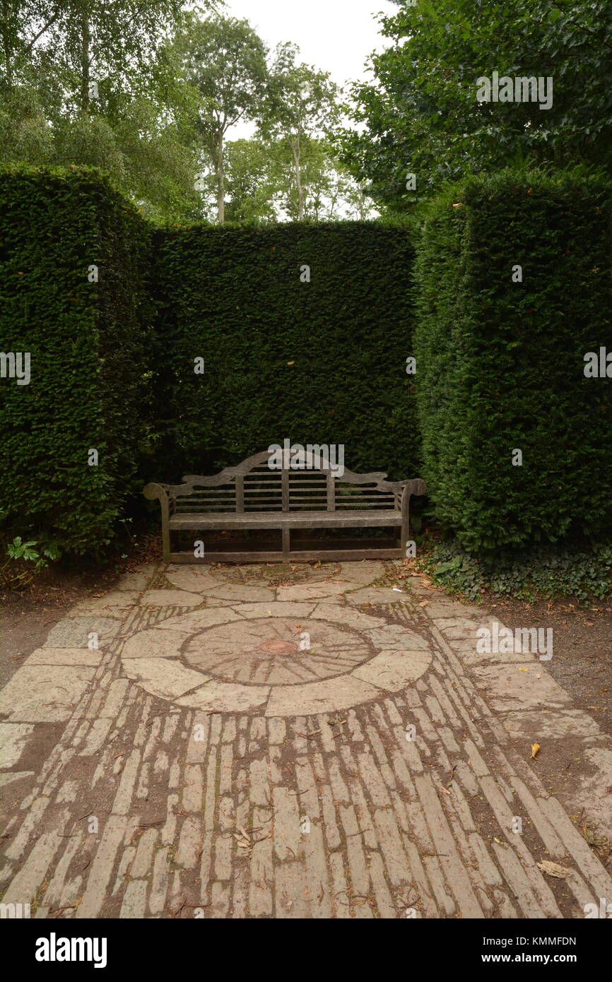 Garten Sitzgarnitur in Hedge mit Pflastern Stockfoto