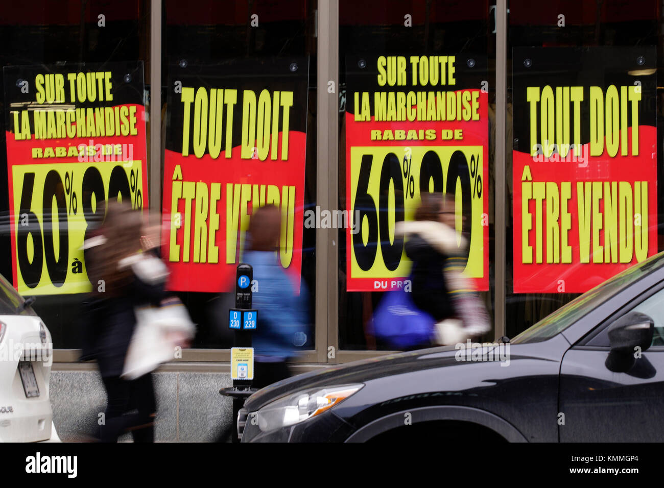 Menschen zu Fuß von Store-Fenster vorne mit Verkauf Schilder. Credit: Mario Beauregard/Alamy leben Nachrichten Stockfoto