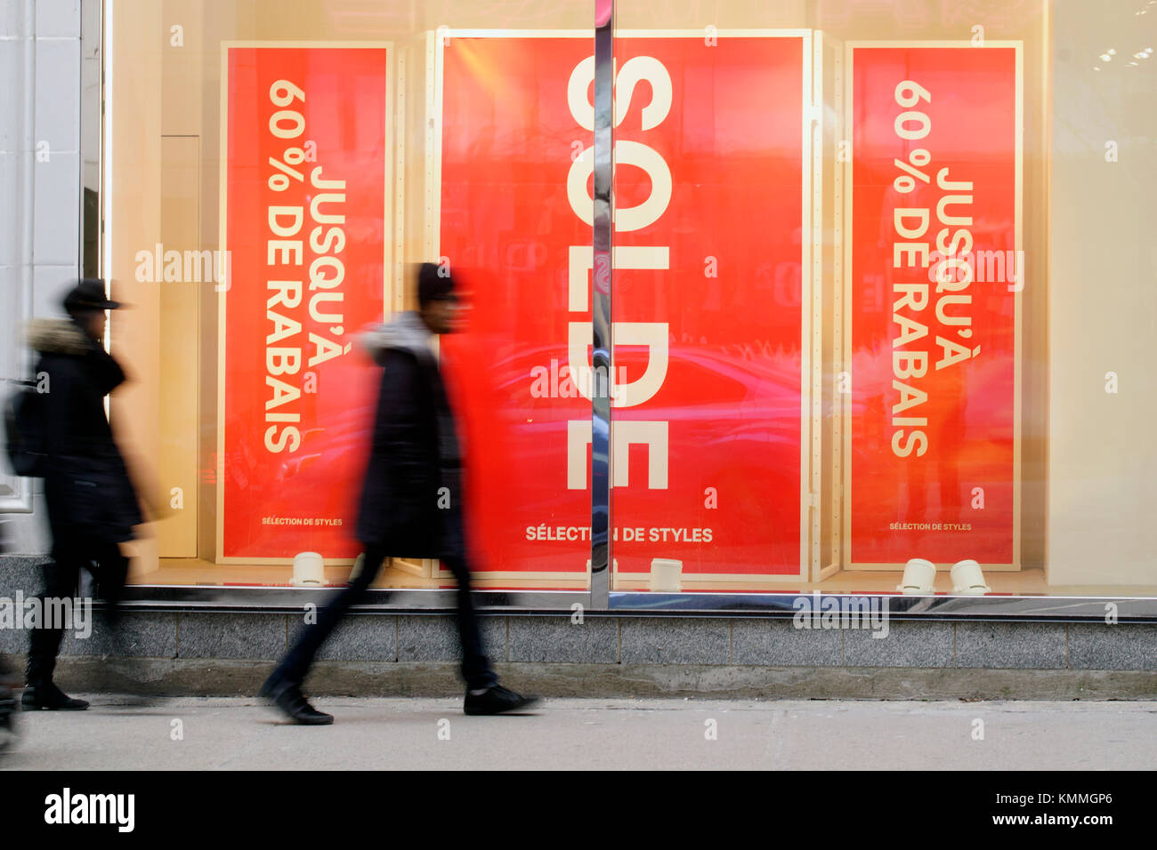 Menschen zu Fuß von Store-Fenster vorne mit Verkauf Schilder. Credit: Mario Beauregard/Alamy leben Nachrichten Stockfoto