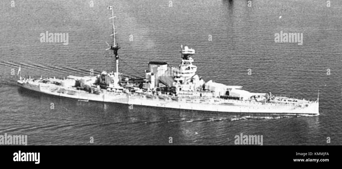 Die HMS Queen Elizabeth war ein britisches Schlachtschiff, das 1936 in der Ausgabe von Warships To-day vorgestellt wurde. Dieses zugeschnittene Bild zeigt wahrscheinlich eine bestimmte Ansicht oder einen bestimmten Aspekt des Schiffes, was dessen Design und militärische Bedeutung unterstreicht. Stockfoto Die HMS Queen Elizabeth war ein britisches Schlachtschiff, das 1936 in der Ausgabe von Warships To-day vorgestellt wurde. Dieses zugeschnittene Bild zeigt wahrscheinlich eine bestimmte Ansicht oder einen bestimmten Aspekt des Schiffes, was dessen Design und militärische Bedeutung unterstreicht. Stockfoto