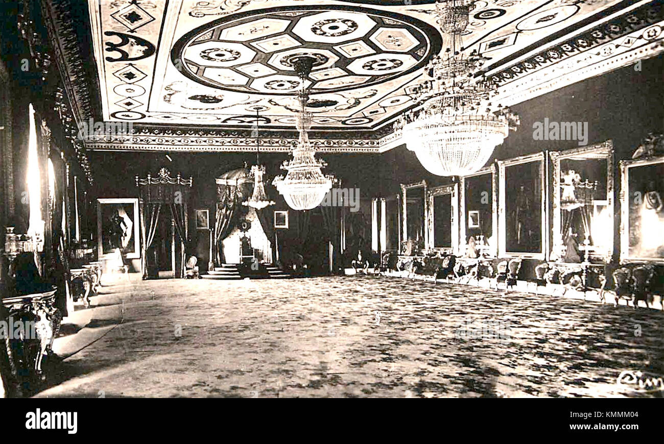 Der große Salon des Palais Bardo in Tunesien ist ein prächtiges Beispiel islamischer Architektur. Es zeigt komplexe Designs und spiegelt die kulturelle Bedeutung der Region wider. Stockfoto