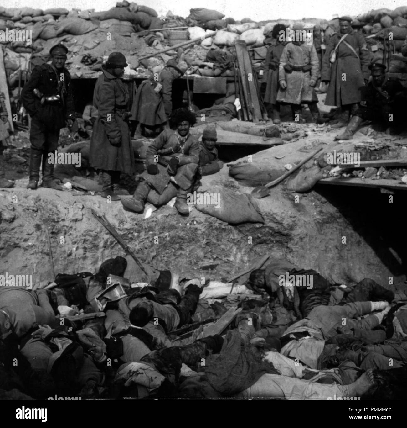 Russische Soldaten stehen über dem Graben toter Japaner Stockfoto