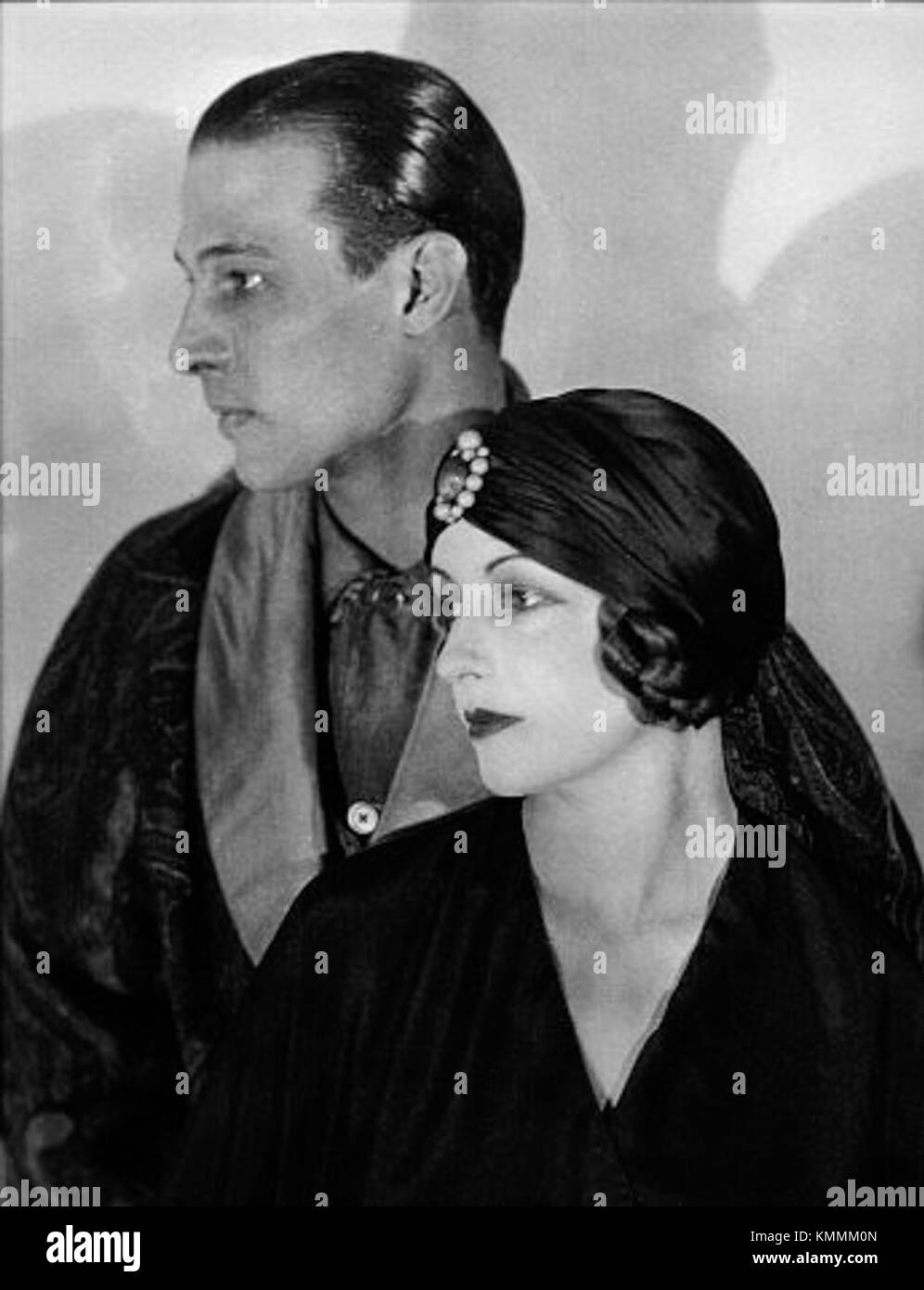 Rudolph Valentino, ein berühmter Stummfilmdarsteller, und Natacha Rambova, seine Frau, waren prominente Persönlichkeiten in frühen Hollywood. Das Paar war bekannt für seinen glamourösen Lebensstil und ihre Rolle bei der Gestaltung des kulturellen Images der Stummfilmzeit. Stockfoto