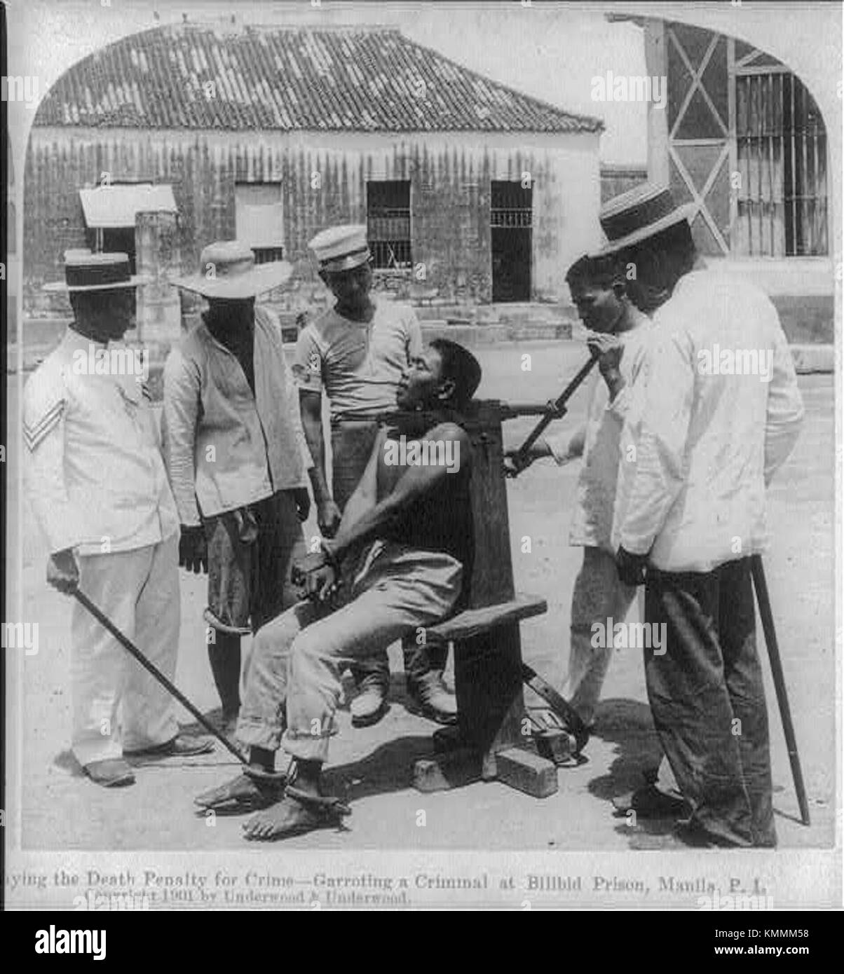 Dieses Bild zeigt eine historische Hinrichtungsmethode, die als Garrotte bekannt ist. Es wurde in einigen Regionen als Form der Todesstrafe verwendet, die mit Strangulation oder Nackenbruch einherging. Das Bild kann als Dokumentation dieser Praxis in der Geschichte dienen. Stockfoto