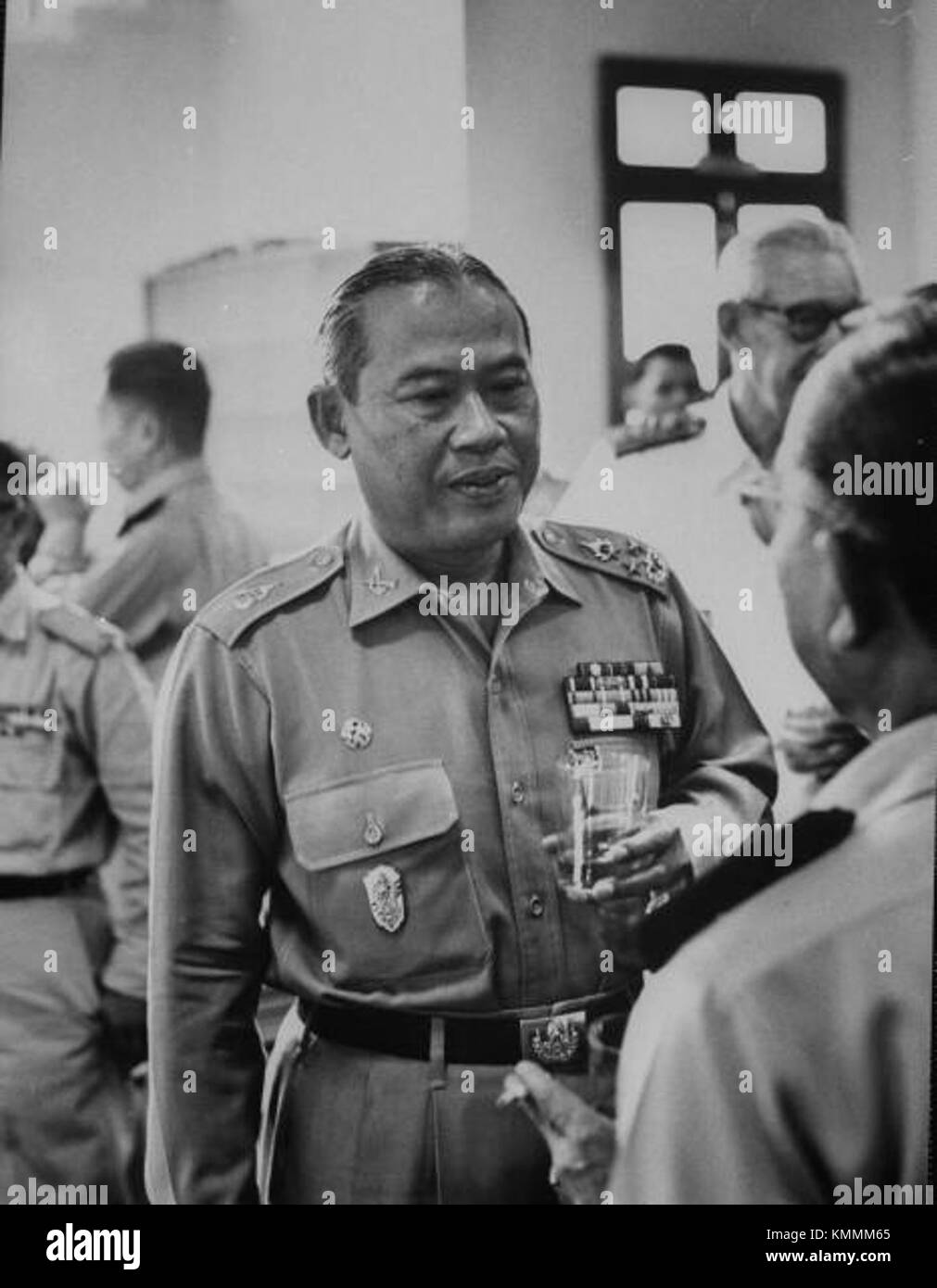Thanom Kittikachorn war von 1963 bis 1973 thailändischer Premierminister. Dieses Bild stammt aus dem Jahr 1960 und spiegelt seine frühe politische Karriere und Rolle im Militär und der Regierungsführung Thailands während des Kalten Krieges wider. Stockfoto