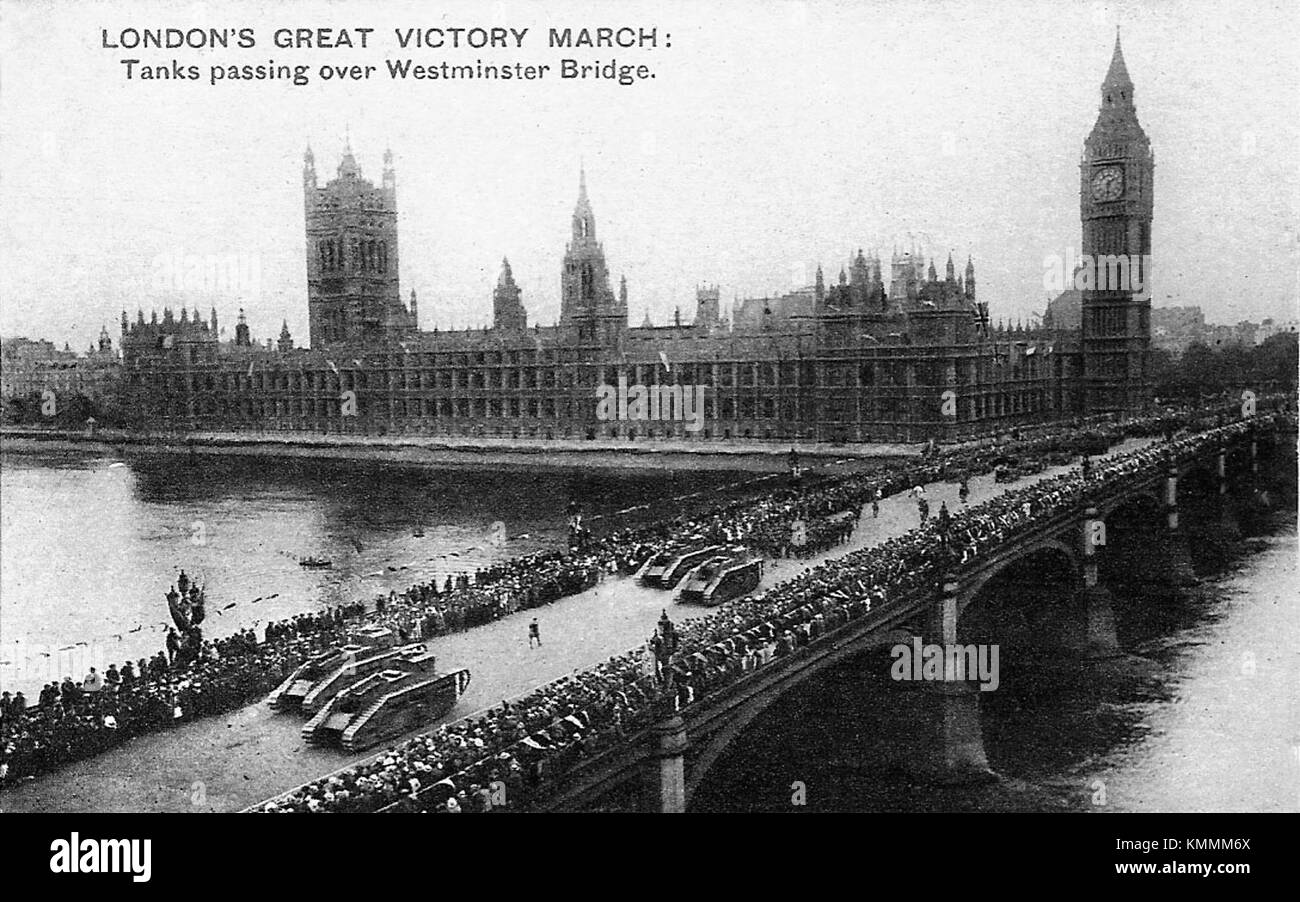 Am 19. Juli 1919 überquerten Panzer die Westminster Bridge in London im Rahmen der Feierlichkeiten zum Friedenstag. Das Ereignis markierte das Ende des Ersten Weltkrieges und war ein bedeutender Moment in der britischen Geschichte, als Symbol für Frieden und Ende des Konflikts. Stockfoto