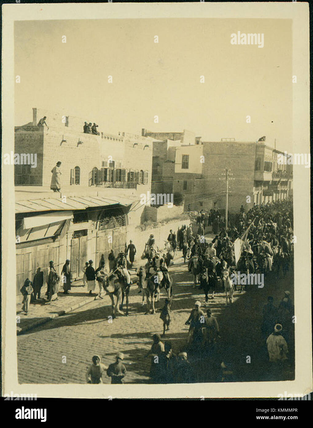 Das Foto zeigt eine arabische Demonstration in Aleppo, Syrien, im Jahr 1919. Dieses historische Ereignis spiegelt die politischen und sozialen Unruhen in der Zeit nach dem Ersten Weltkrieg im Nahen Osten wider, als verschiedene Gruppen ihre politischen Forderungen während des frühen 20. Jahrhunderts äußerten. Stockfoto