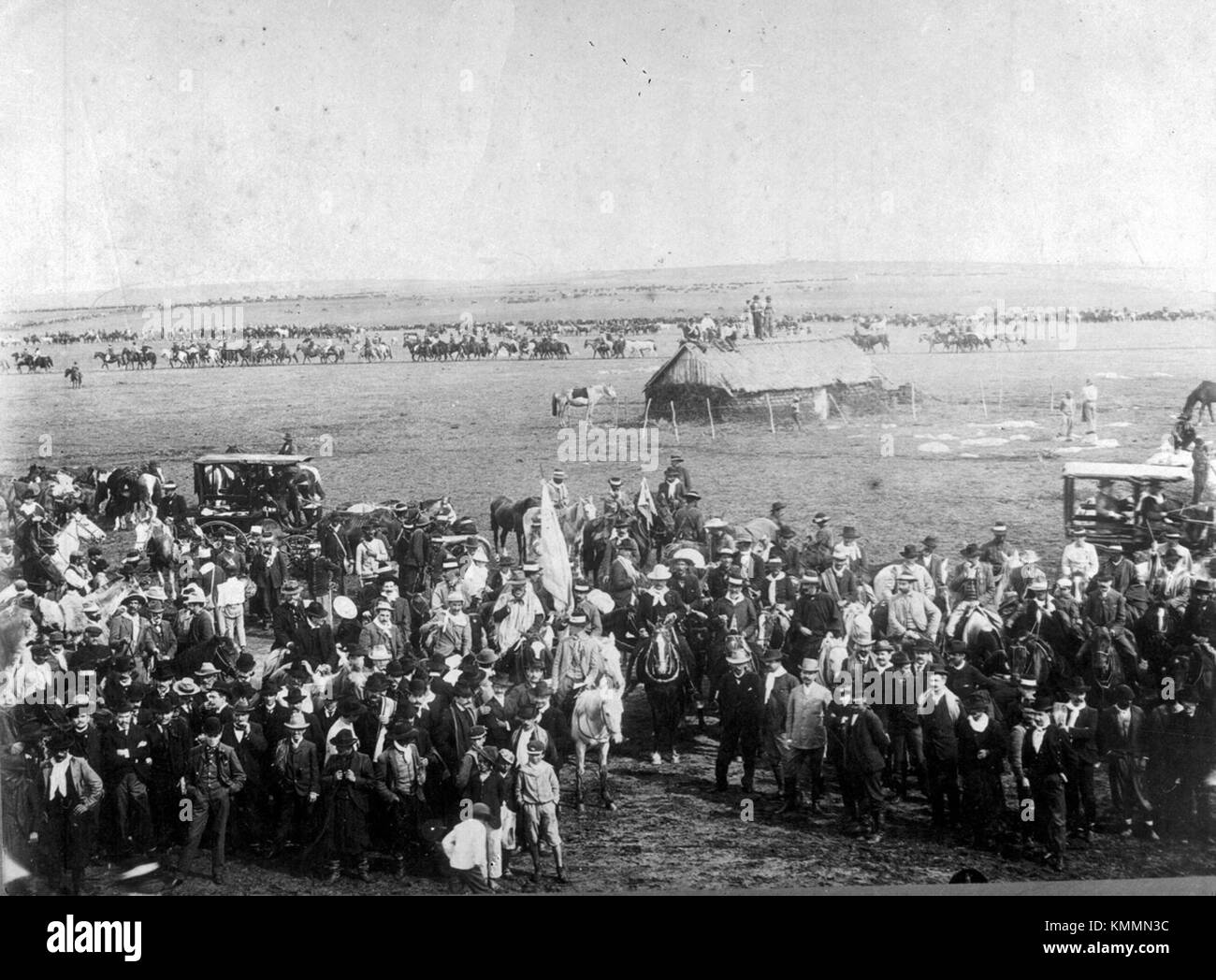 Eine Militärparade unter der Leitung von Aparicio Saravia am 30. März 1903, wahrscheinlich ein Schlüsselereignis in der uruguayischen Geschichte, in dem militärische Macht und Nationalstolz zum Ausdruck kommen. Stockfoto