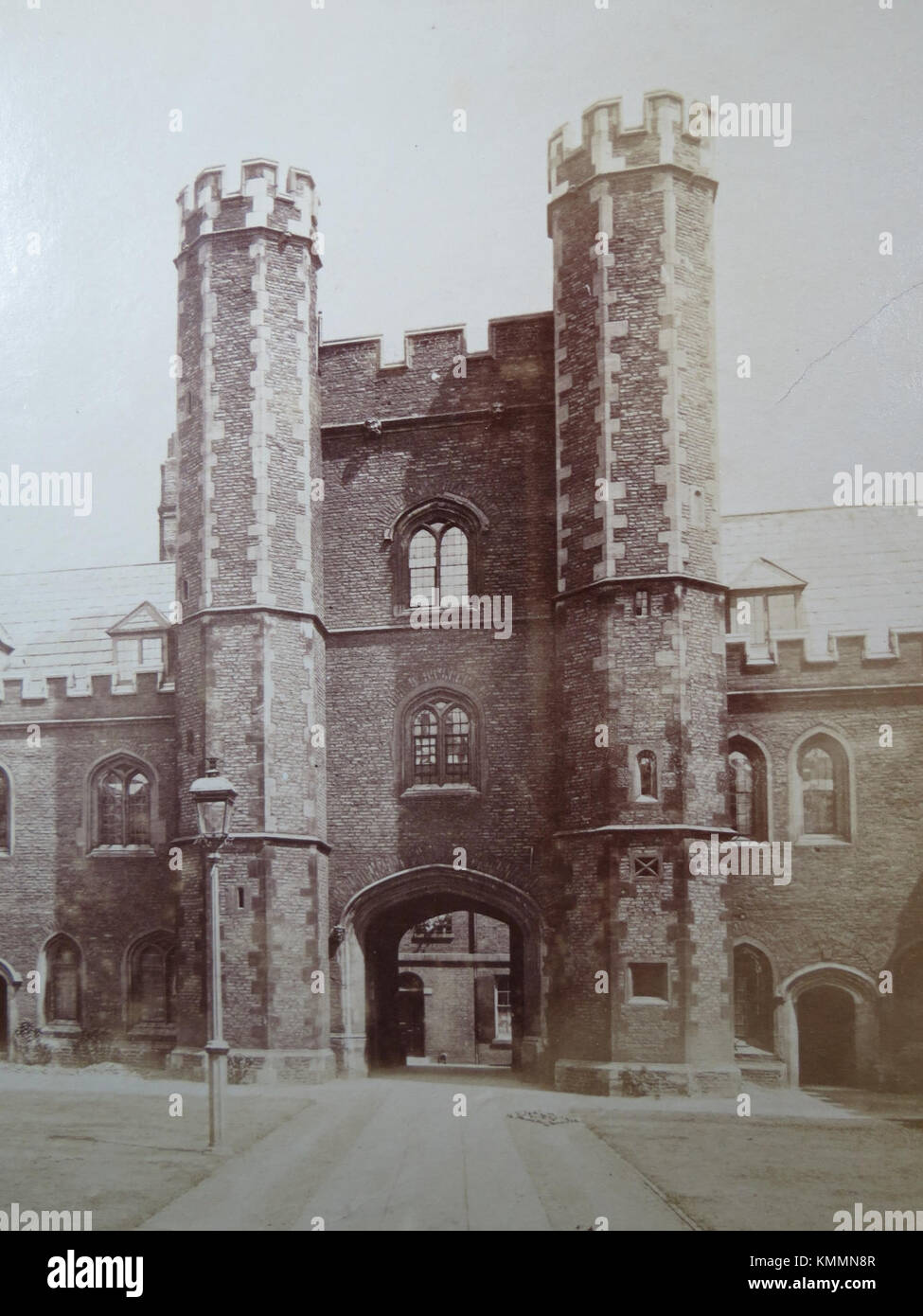 Das um 1870 erbaute First Court Gatehouse am St Johnâ€'s College in Cambridge ist ein architektonisches Merkmal dieser historischen Universität. Das Torhaus markiert den Eingang zum College, das für seinen traditionellen gotischen Stil und sein akademisches Erbe bekannt ist. Stockfoto
