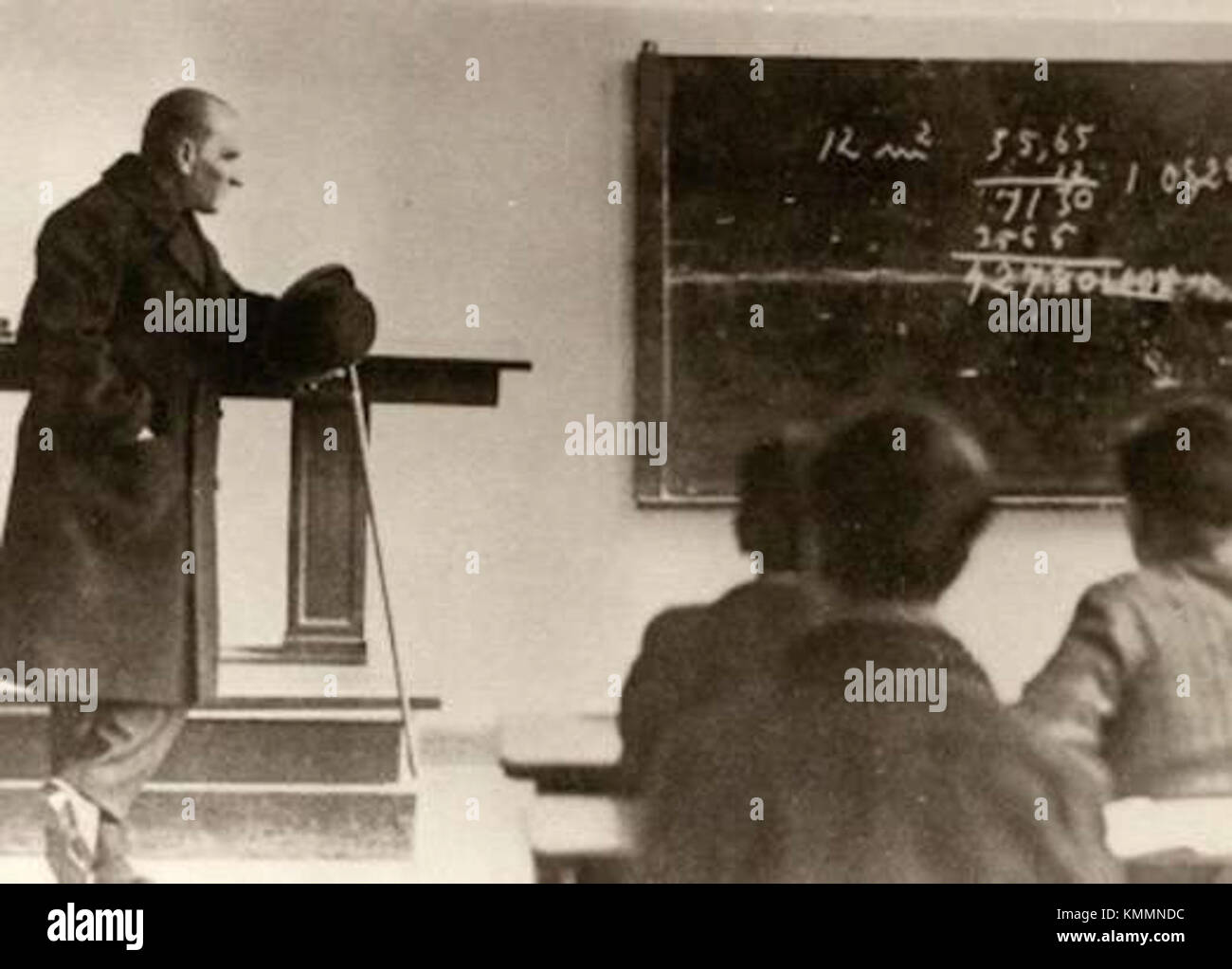 Eine Fotografie der Schule für Jungen in Izmir am 1. Februar 1931, die die Architektur und historische Bedeutung der Institution in der türkischen Bildungsgeschichte dokumentiert. Stockfoto
