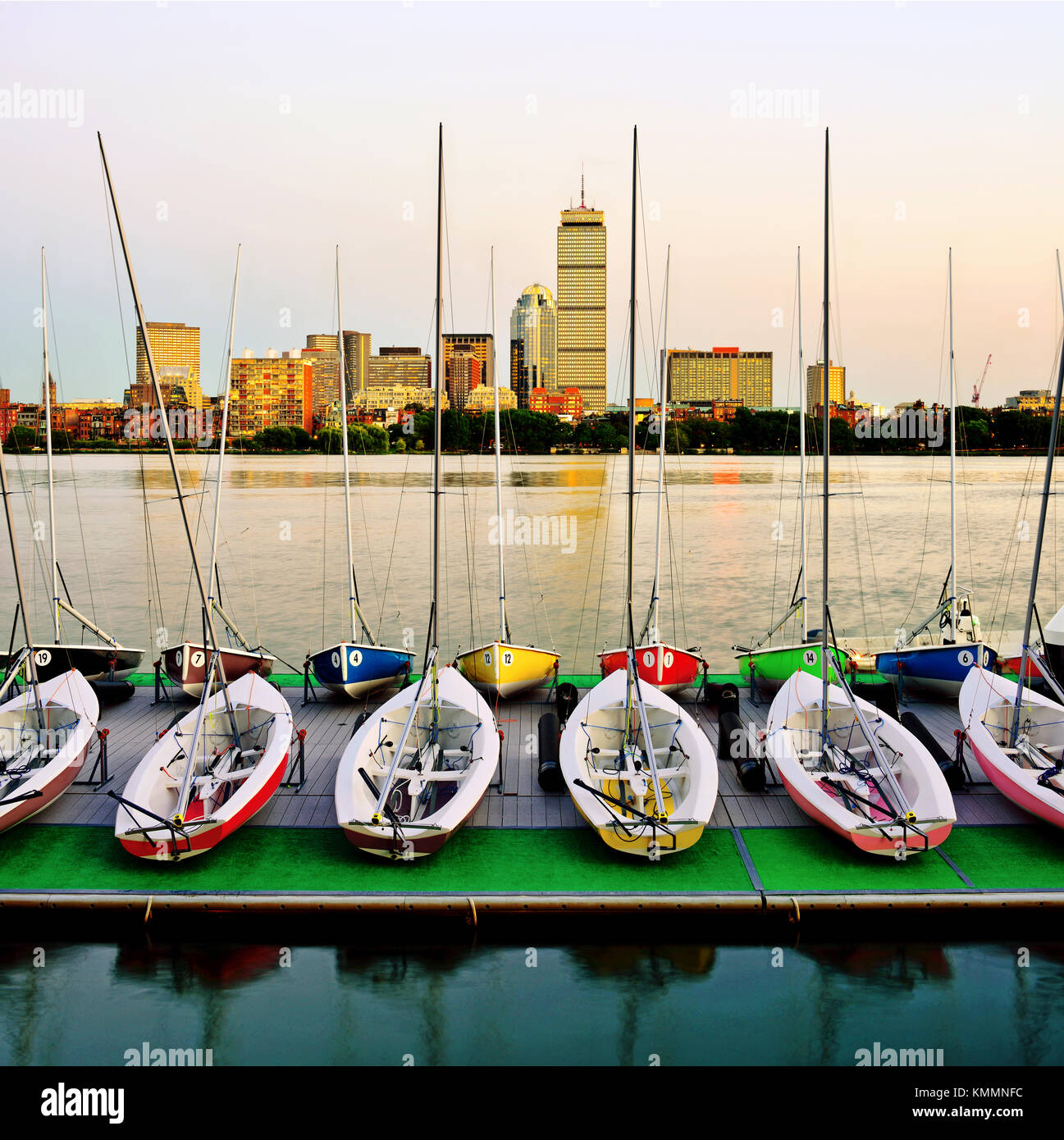Boston Skyline und angedockten Segelboote am Ende des Tages Stockfoto