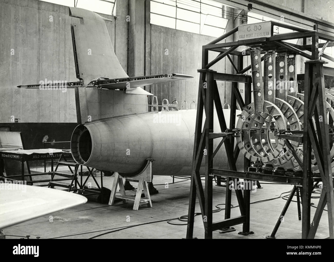 Zusammenbau der Rumpf der FIAT G.80 Flugzeug, Italien 1950 s Stockfoto