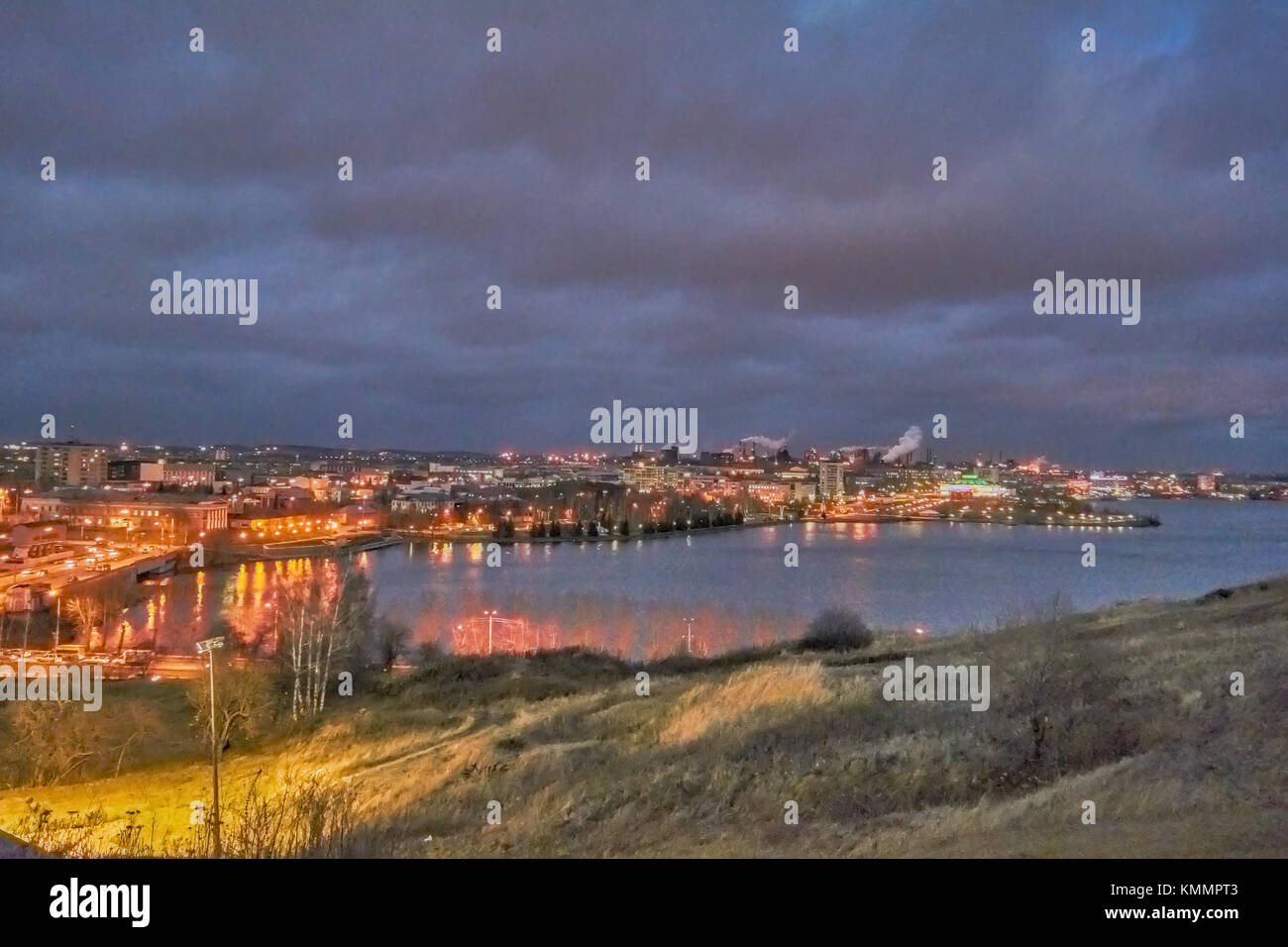 Nacht Blick auf den Bahndamm von Nischni Tagil. Russland Swerdlowsk Stockfoto