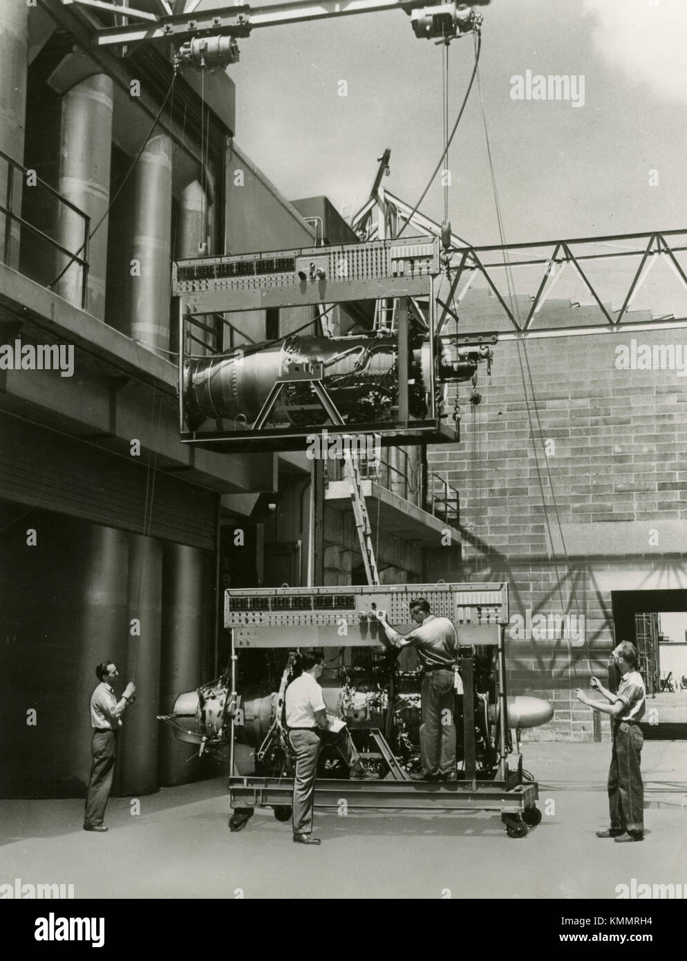 Laden von Flugzeugtriebwerken, 1940er Jahre Stockfoto