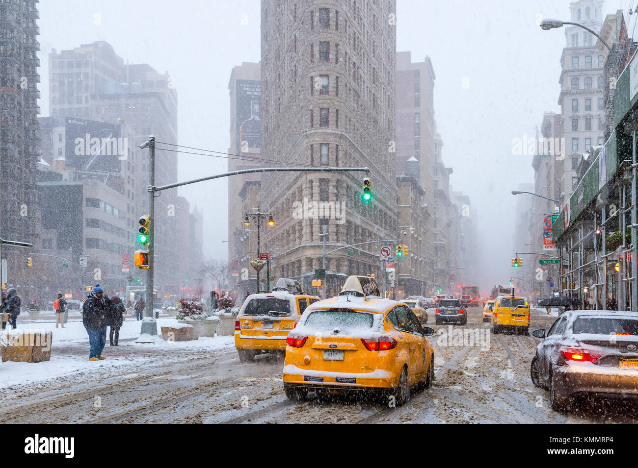 New York City - Januar 7, 2017: Ein Winter Schneesturm bringt Fußgänger und Verkehr zu langsam kriechen am Flatiron Building an der Fifth Avenue in Midtown Stockfoto