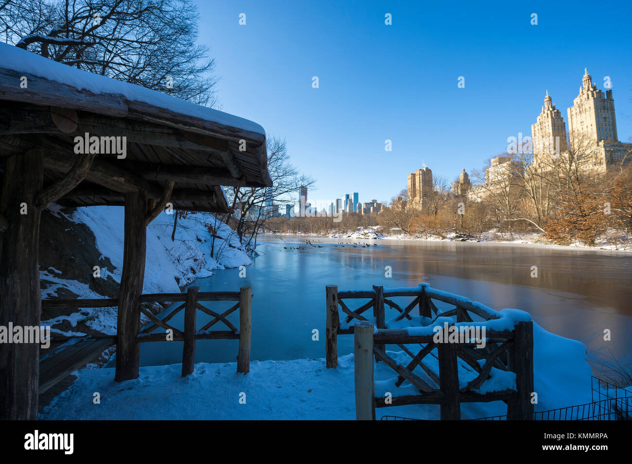 Hellen morgen Blick auf einen malerischen Pavillon am Rande des zugefrorenen See im Central Park nach einem Wintersturm, der New York City im Schnee Stockfoto