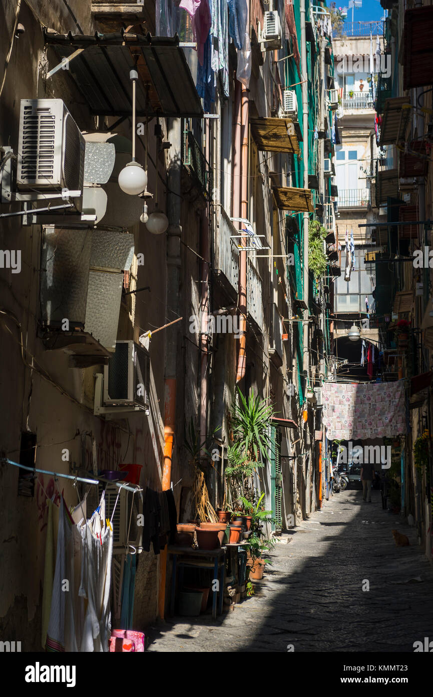 Blick in die dunklen Schatten einer engen Wohn- Gasse in der Altstadt (centro storico) von Neapel, Italien Stockfoto