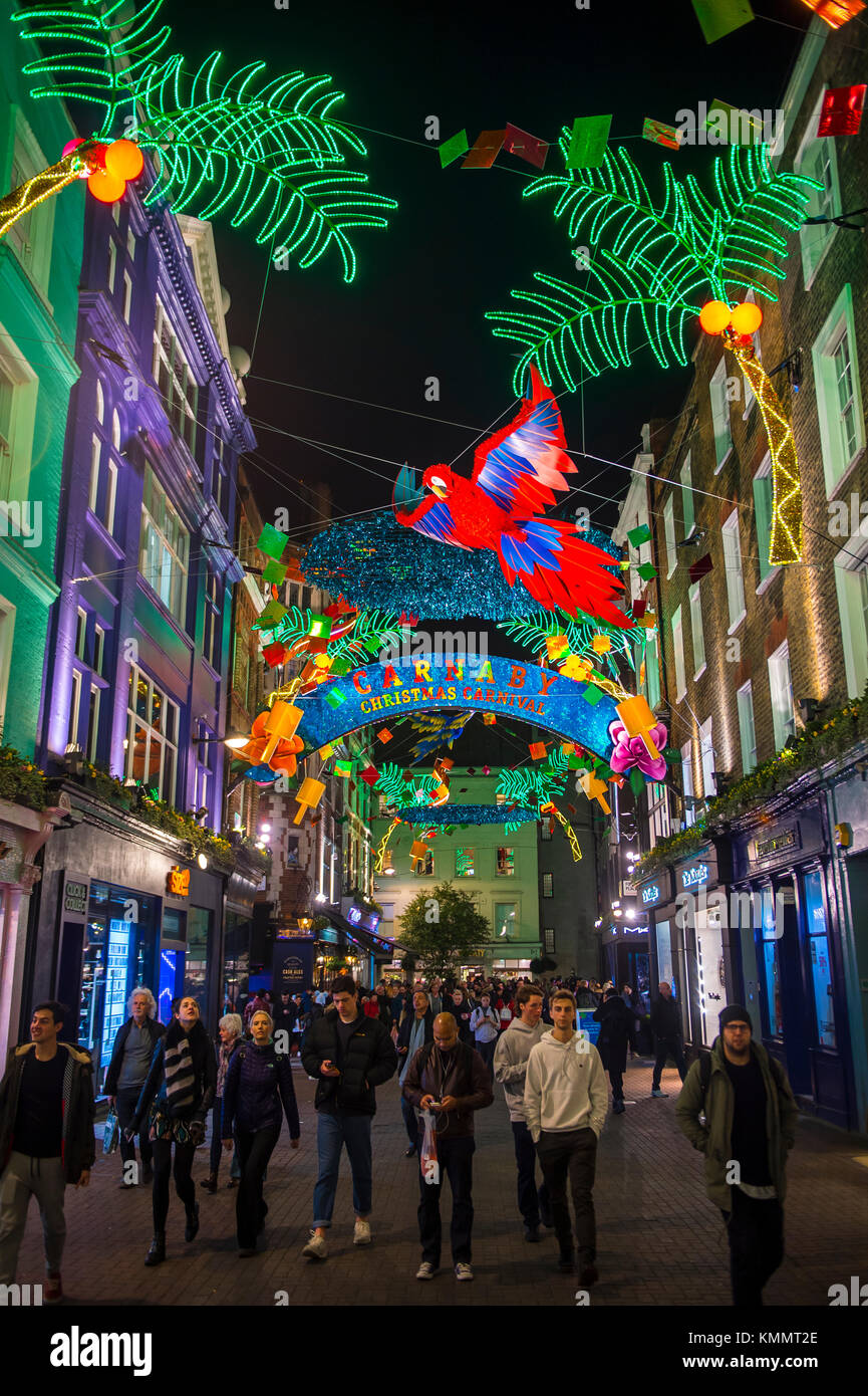 London - November 21, 2017: bunte Weihnachten Lichter schmücken Carnaby Street, mit Käufern im West End Viertel Soho überfüllt. Stockfoto