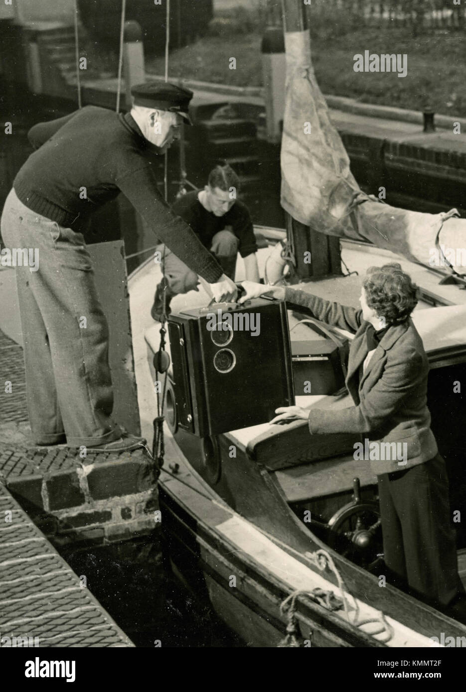 Amateur yachtsman Einschiffen batteriebetriebene tragbare Navigationsgerät, Großbritannien 1950 Stockfoto