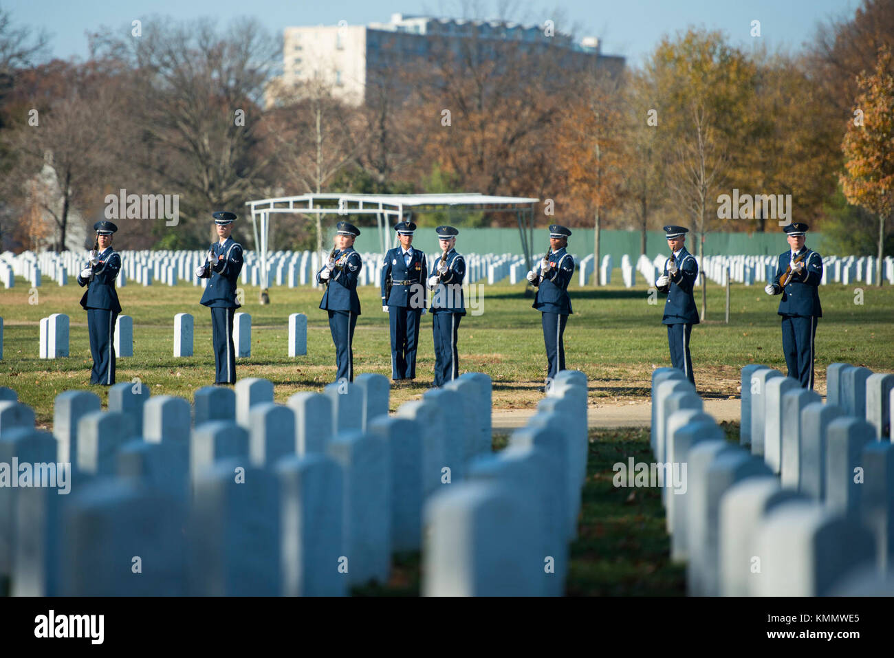 Die US Air Force Ehrengarde firing Party in der vollen Ehren Begräbnis des US Air Force Oberstleutnant (Ret.) William Hellkamp in Abschnitt 55 von Arlington National Cemetery, Arlington, Virginia, Dez. 1, 2017 teilnehmen. Hellkamp diente in der US-Armee während des Zweiten Weltkrieges von 1945 bis 1946 und in den aktiven Dienst im Jahr 1949 zurück, in dem die US Air Force nach Erhalt einen BS-Abschluss von der Universität von Cincinnati. Hellkamp nahmen an Vietnam, Korea und WWII Konflikte vor dem Ruhestand im Jahr 1977. Er und seine Familie wieder in Fairfield, Virginia, wo sie seit aufgehalten haben. Hellkamp ist surviv Stockfoto