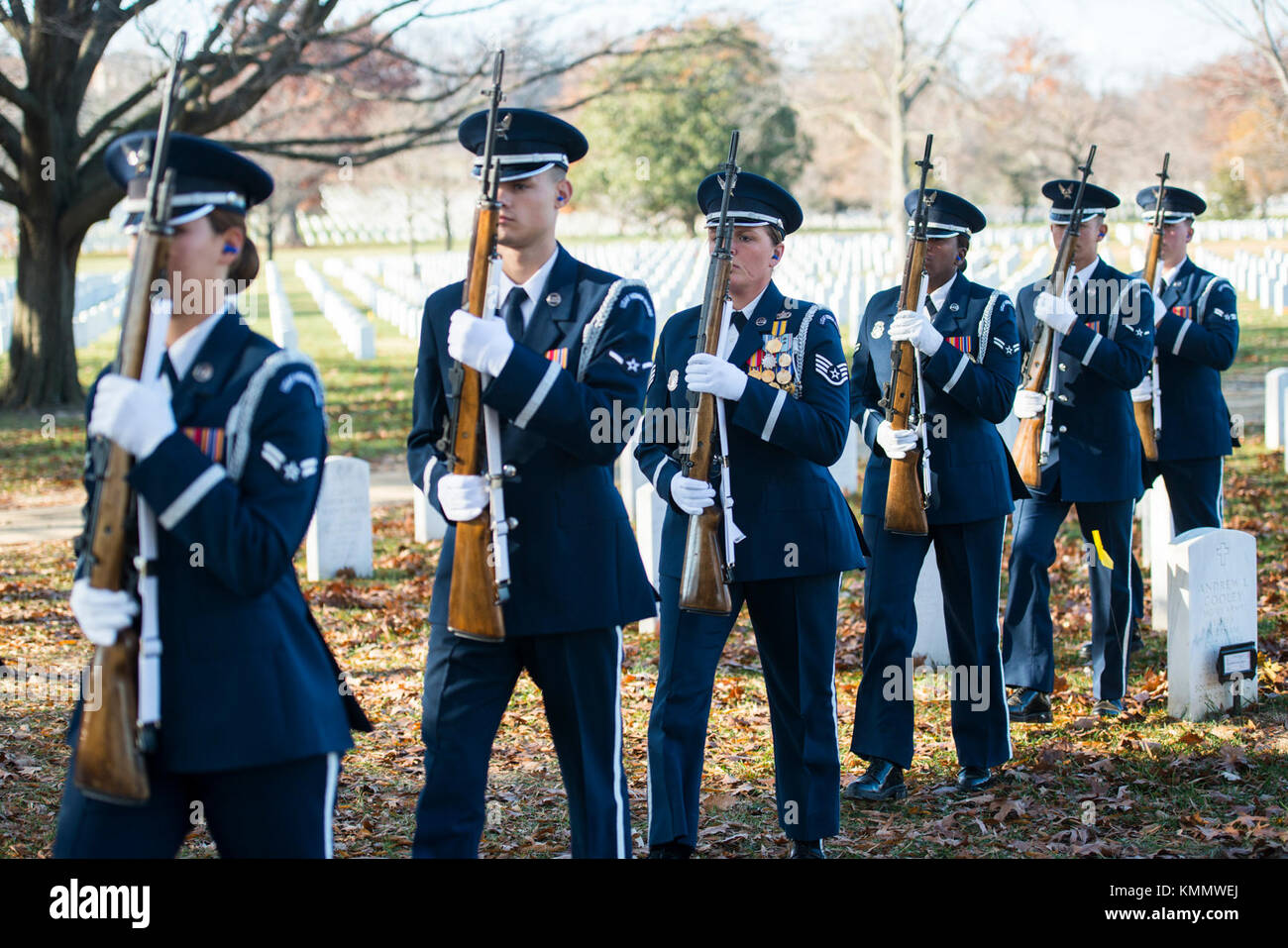 Die US Air Force Ehrengarde firing Party in der vollen Ehren Begräbnis des US Air Force Oberstleutnant (Ret.) William Hellkamp in Abschnitt 55 von Arlington National Cemetery, Arlington, Virginia, Dez. 1, 2017 teilnehmen. Hellkamp diente in der US-Armee während des Zweiten Weltkrieges von 1945 bis 1946 und in den aktiven Dienst im Jahr 1949 zurück, in dem die US Air Force nach Erhalt einen BS-Abschluss von der Universität von Cincinnati. Hellkamp nahmen an Vietnam, Korea und WWII Konflikte vor dem Ruhestand im Jahr 1977. Er und seine Familie wieder in Fairfield, Virginia, wo sie seit aufgehalten haben. Hellkamp ist surviv Stockfoto