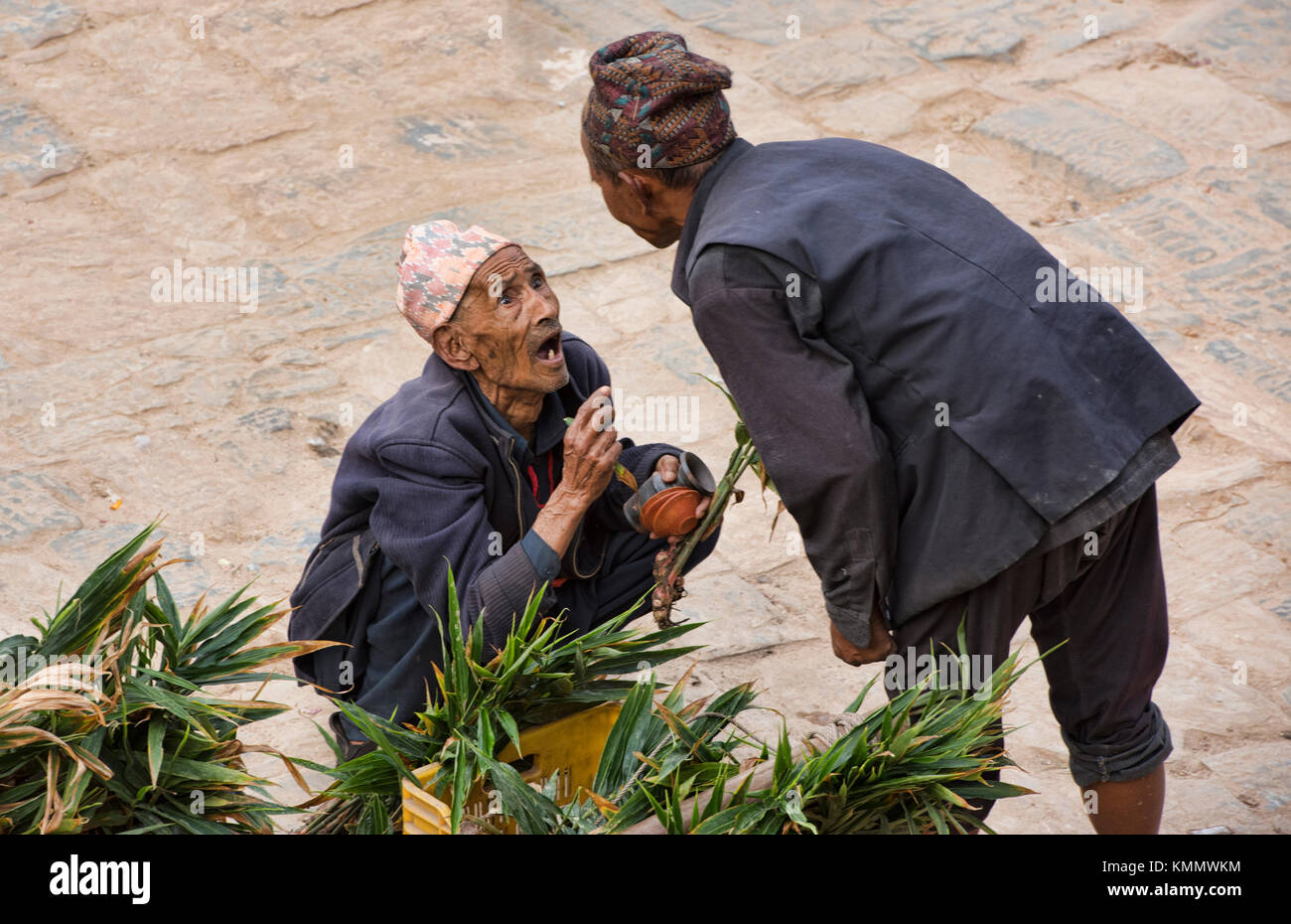 Alte Männer feilschen auf dem Taumadhi-Platz, Bhaktapur, Nepal Stockfoto