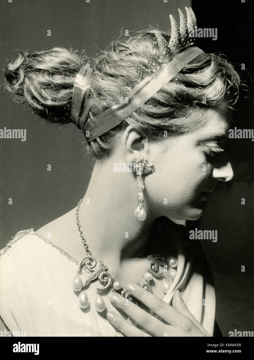 Modell in Toga auf der Friseursalons zeigen, Italien 1960 Stockfoto