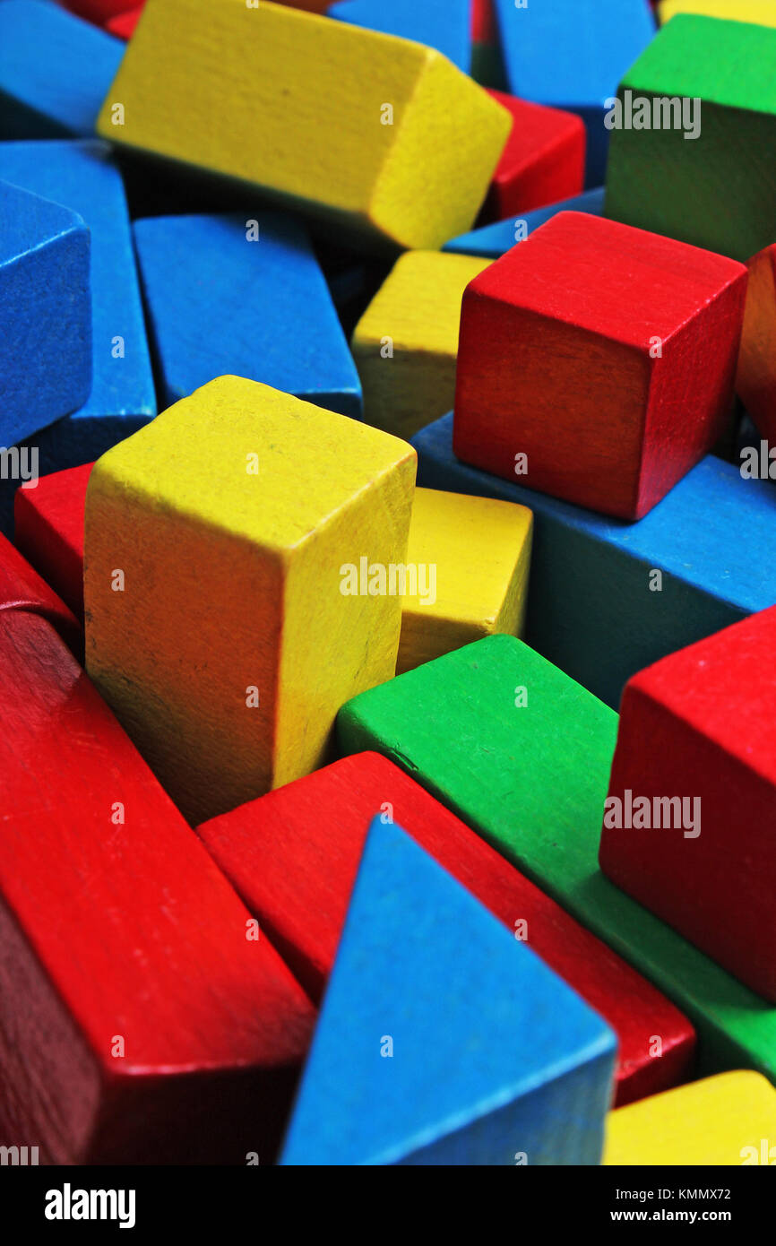 Holzspielzeug Bausteine Hintergrund. Rot, Blau, Gelb Grün Holzspielzeug Bausteine auf weißem Hintergrund. Holz block Textur muster. Stockfoto