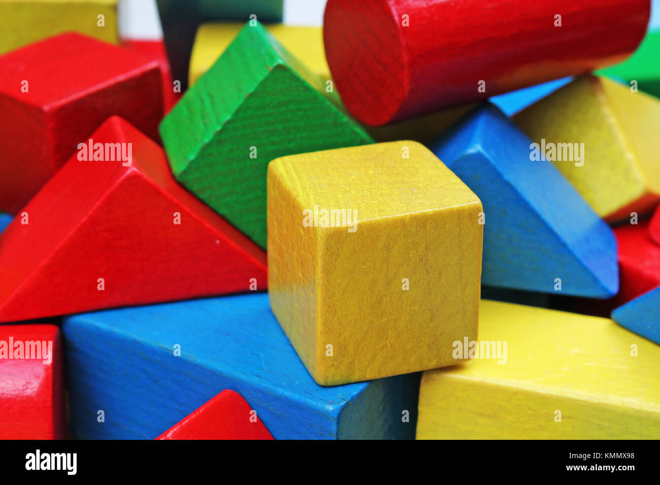 Holzspielzeug Bausteine Hintergrund. Rot, Blau, Gelb Grün Holzspielzeug Bausteine auf weißem Hintergrund. Holz block Textur muster. Stockfoto