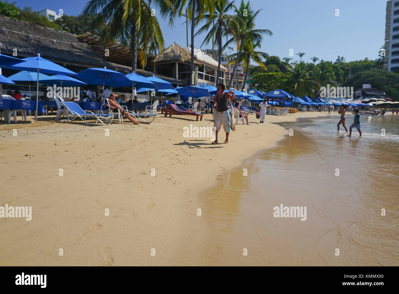 Mann, der frischen Fisch an der Playa Caletilla (Caletilla Beach) im alten Acapulco, Mexiko verkauft Stockfoto