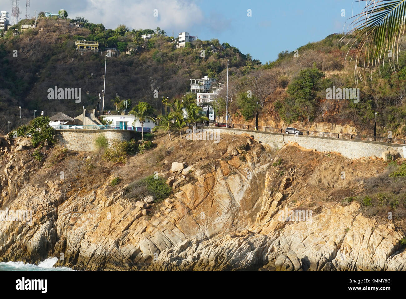 Die Avenida Adolpho Lopez Mateos passiert die Sinfonia-Gebäude im Viertel Las Palmas, Acapulco, Mexiko. Häuser und Hotels mit Blick auf den Pazifik Stockfoto