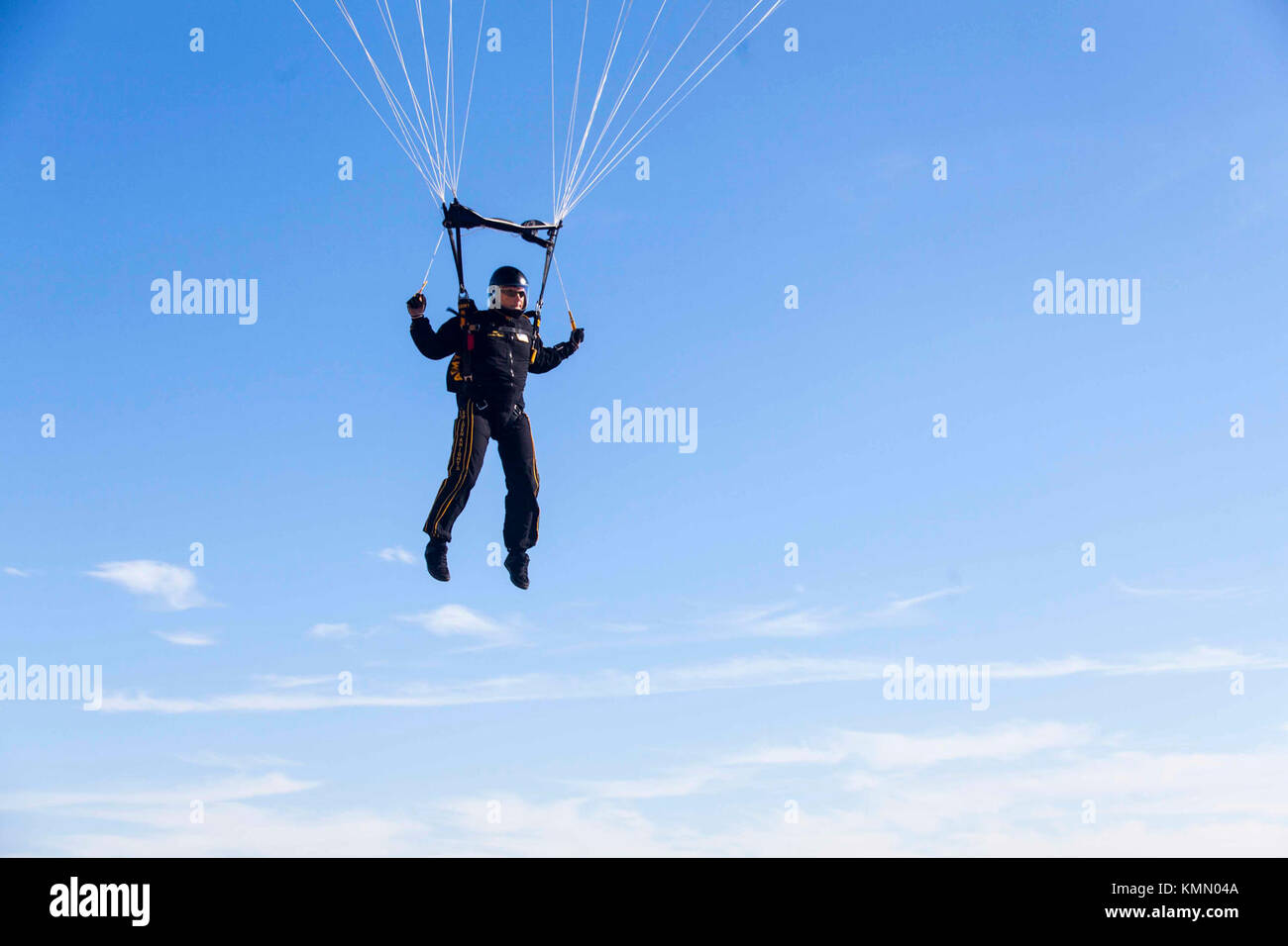 Ein Fallschirmjäger der US-Armee von der U.S. Army Parachute Team (goldene Ritter) steigt auf Luzon Drop Zone während des 20. jährlichen Randy Oler Memorial Betrieb Spielzeug fallen, im Camp MacKall, Nord-Carolina, Dez. 4, 2017. Dieses Jahr, acht Länder beteiligt sind und sie gehören; Kolumbien, Kanada, Lettland, den Niederlanden, Schweden, Italien, Deutschland und Polen. Betrieb Spielzeug Fallen, bewirtet durch die US-Armee die zivilen Angelegenheiten & psychologische Operations Command (Airborne) ist die größte kombinierte Betrieb weltweit durchgeführt. Die Veranstaltung der Soldaten erlaubt, die Möglichkeit, auf ihren militärischen occupati zu trainieren Stockfoto