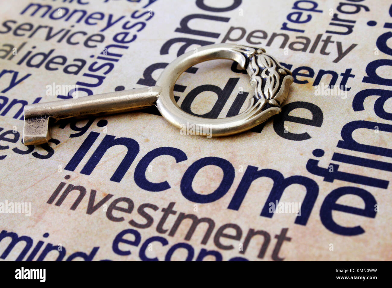 Goldene Schlüssel auf Einkommen text Stockfoto