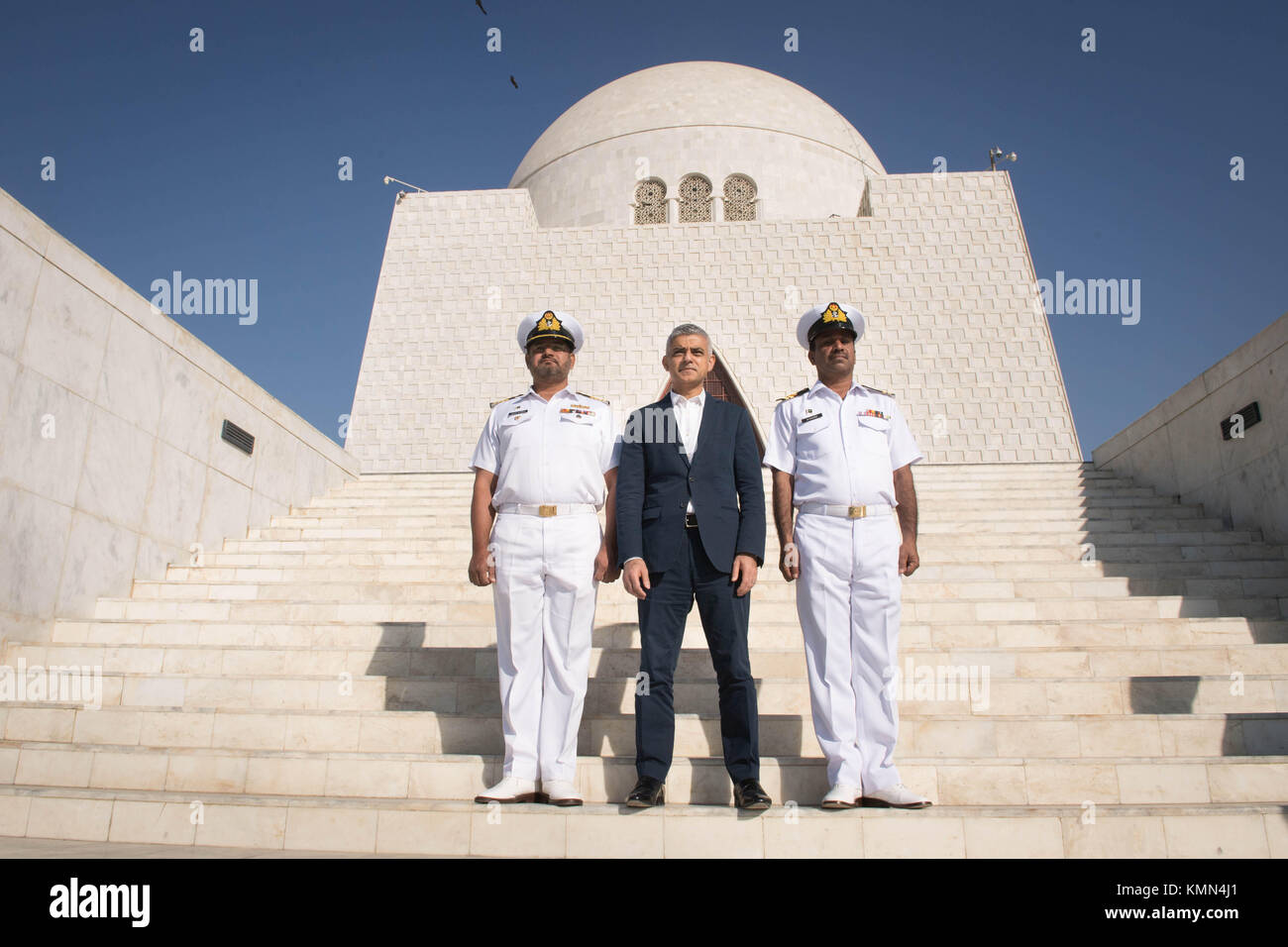 Bürgermeister von London Sadiq Khan visits Mazar-e-Quaid, die letzte Ruhestätte und Mausoleum von Mohammed Ali Jinnah, Gründer von Pakistan, Karachi, wo der Bürgermeister seinen Respekt durch einen Kranz niederlegte, dann bezahlt die Medien gerichtet. Stockfoto