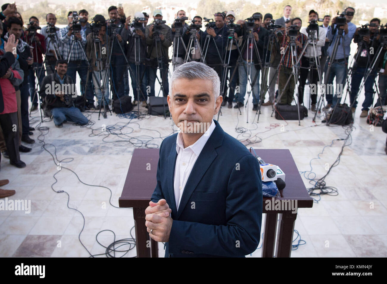 Bürgermeister von London Sadiq Khan visits Mazar-e-Quaid, die letzte Ruhestätte und Mausoleum von Mohammed Ali Jinnah, Gründer von Pakistan, Karachi, wo der Bürgermeister seinen Respekt durch einen Kranz niederlegte, dann bezahlt die Medien gerichtet. Stockfoto