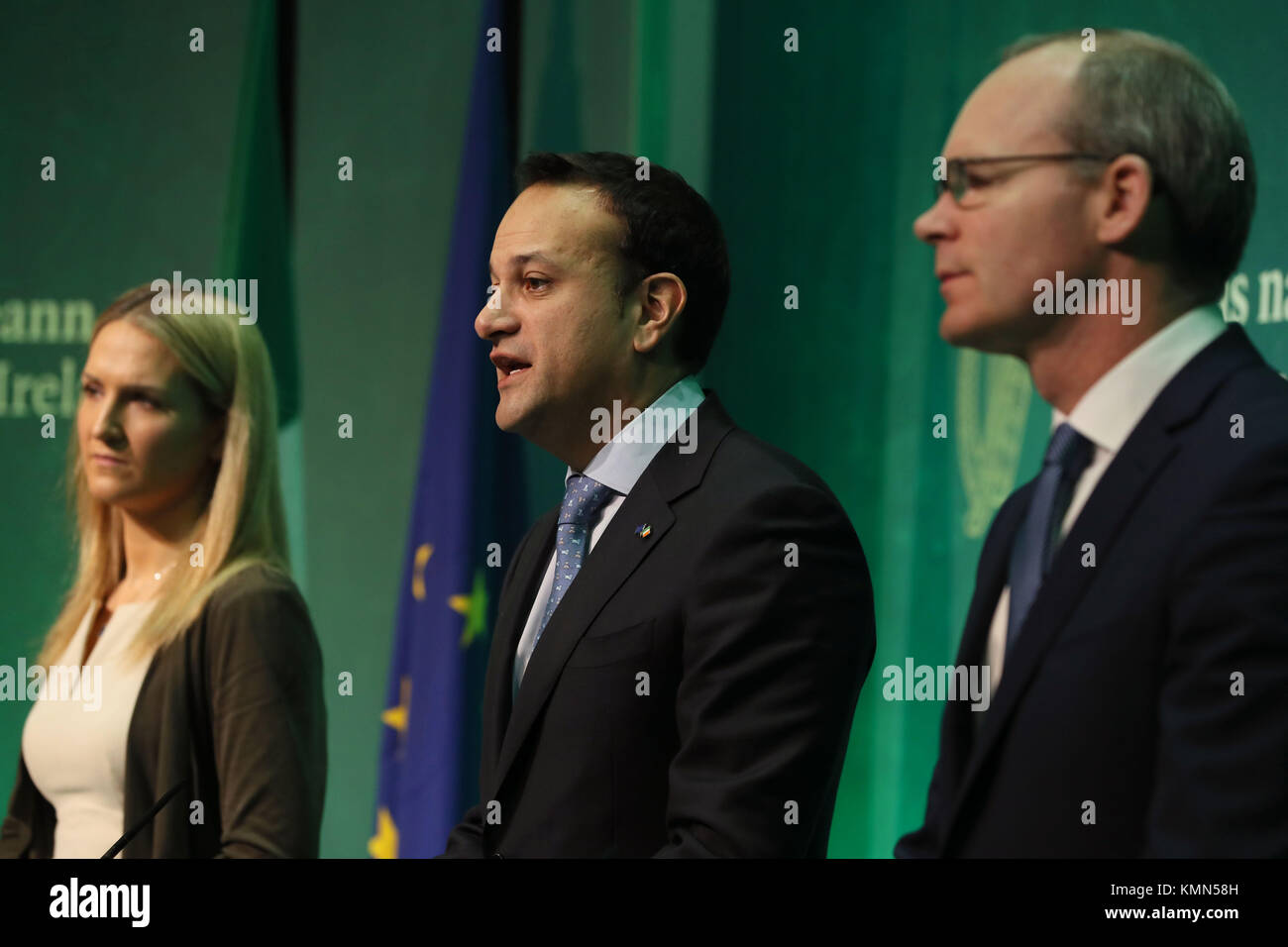 Taoiseach Leo Varadkar (Mitte), Stellvertretende Premierministerin Simon Coveney (rechts) und Minister für Europäische Angelegenheiten Helen McEntee Rede auf die Regierung in Dublin, nachdem die Europäische Kommission angekündigt, dass "ausreichende Fortschritte" in der ersten Phase der Gespräche Brexit vorgenommen wurde. Stockfoto