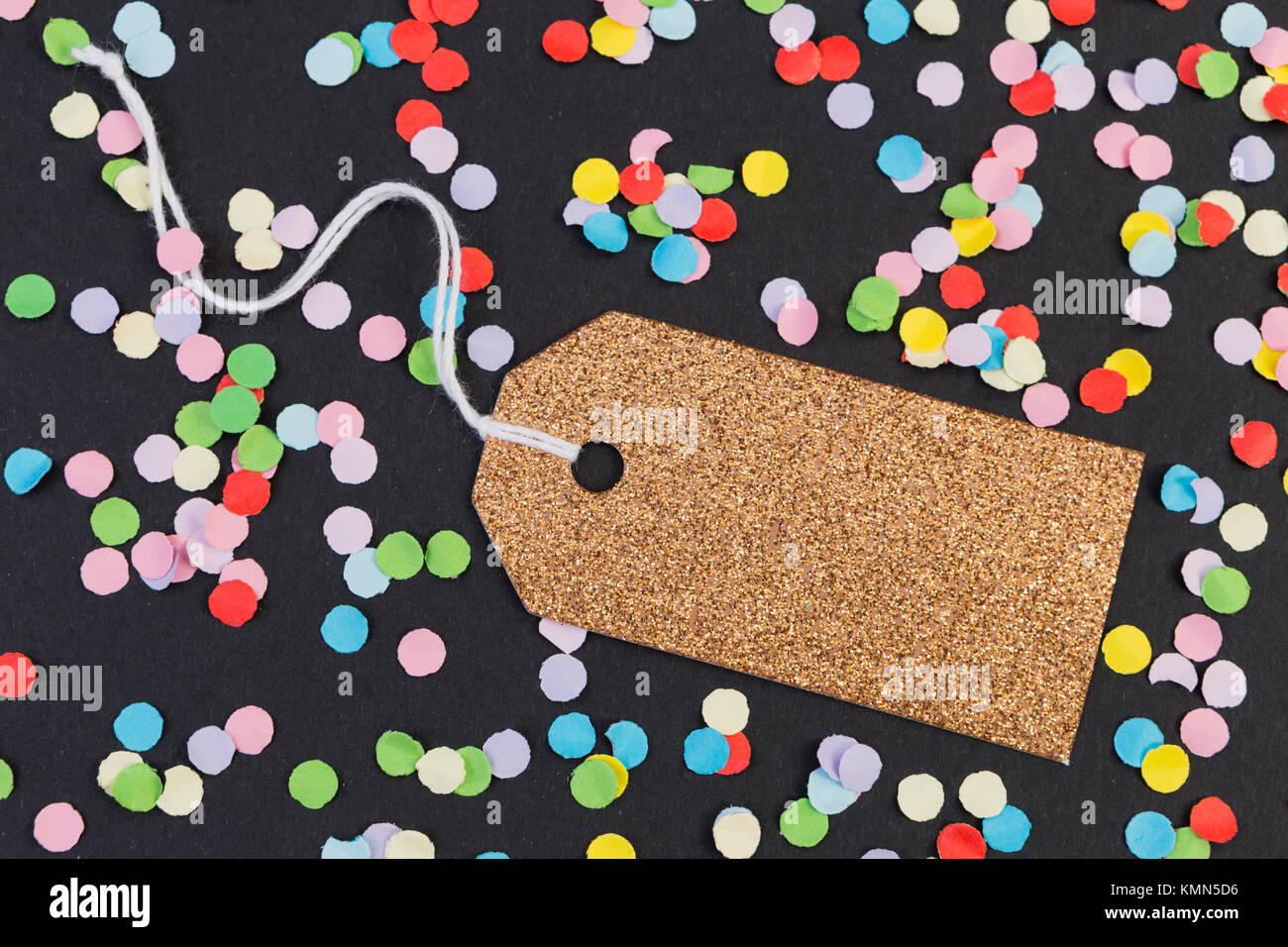 Golden glitter Tag oder Etikett mit bunten Konfetti und Kopieren mit Text auf schwarzem Hintergrund Stockfoto