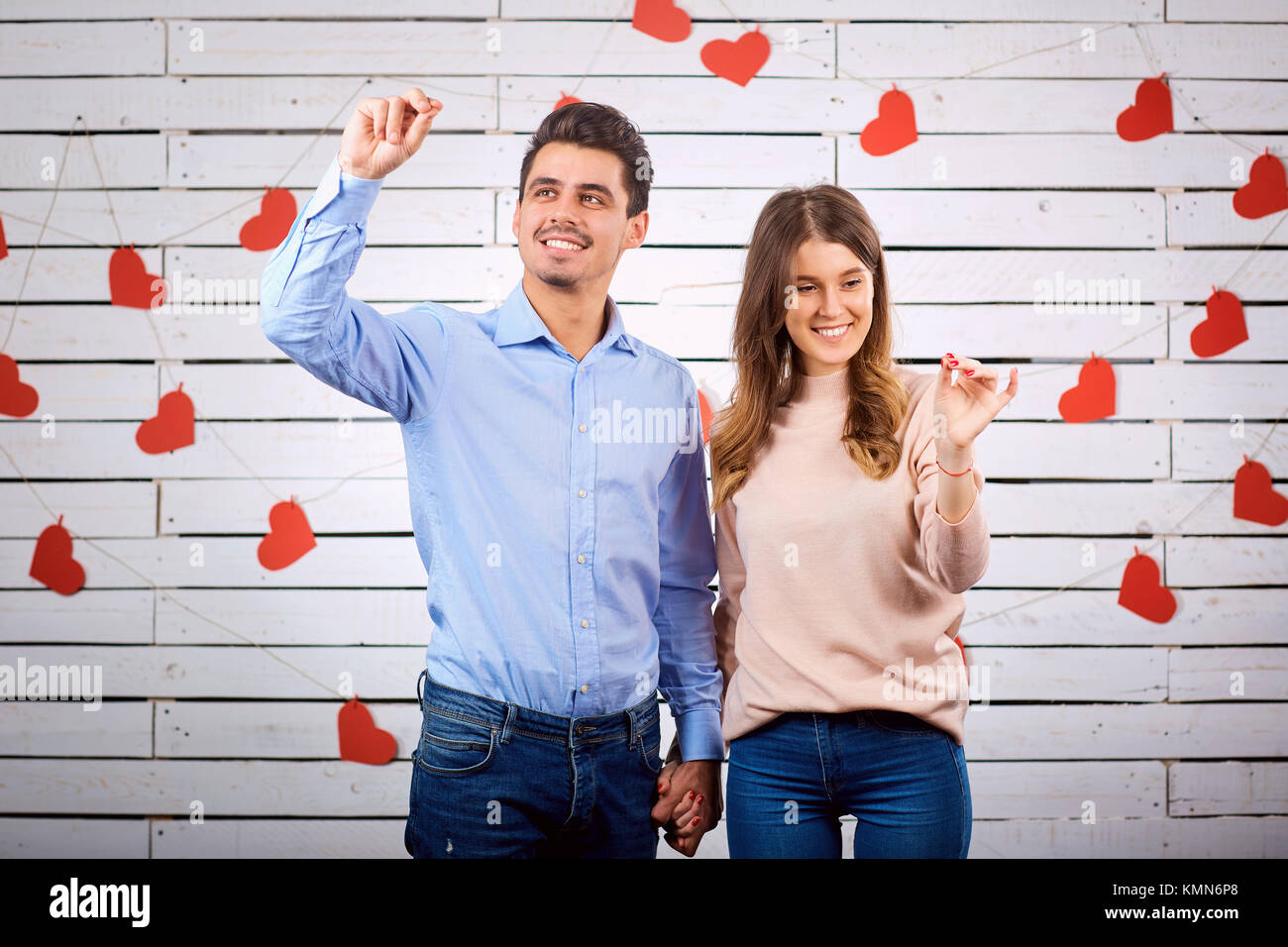 Ein liebevolles Paar zieht das Herz mit seinen Händen. Stockfoto