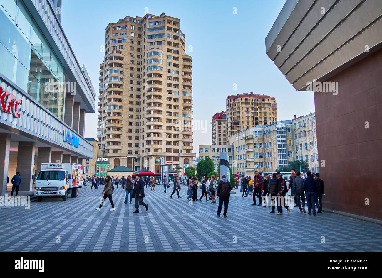 BAKU, Aserbaidschan - OKTOBER 9, 2017: Einkaufszentrum mit zahlreichen Geschäften Nachbarn mit Bahnhof, am 9. Oktober in Baku Stockfoto